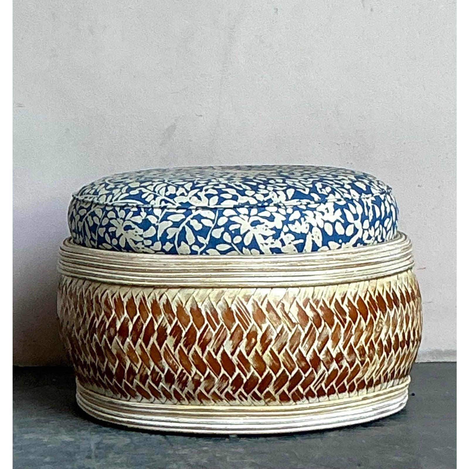Esta encantadora otomana redonda vintage es un ejemplo magistral de diseño costero de gran textura, perfecto para añadir un toque orgánico y lujoso a cualquier espacio. La base en forma de tambor está fabricada con ratán partido, intrincadamente