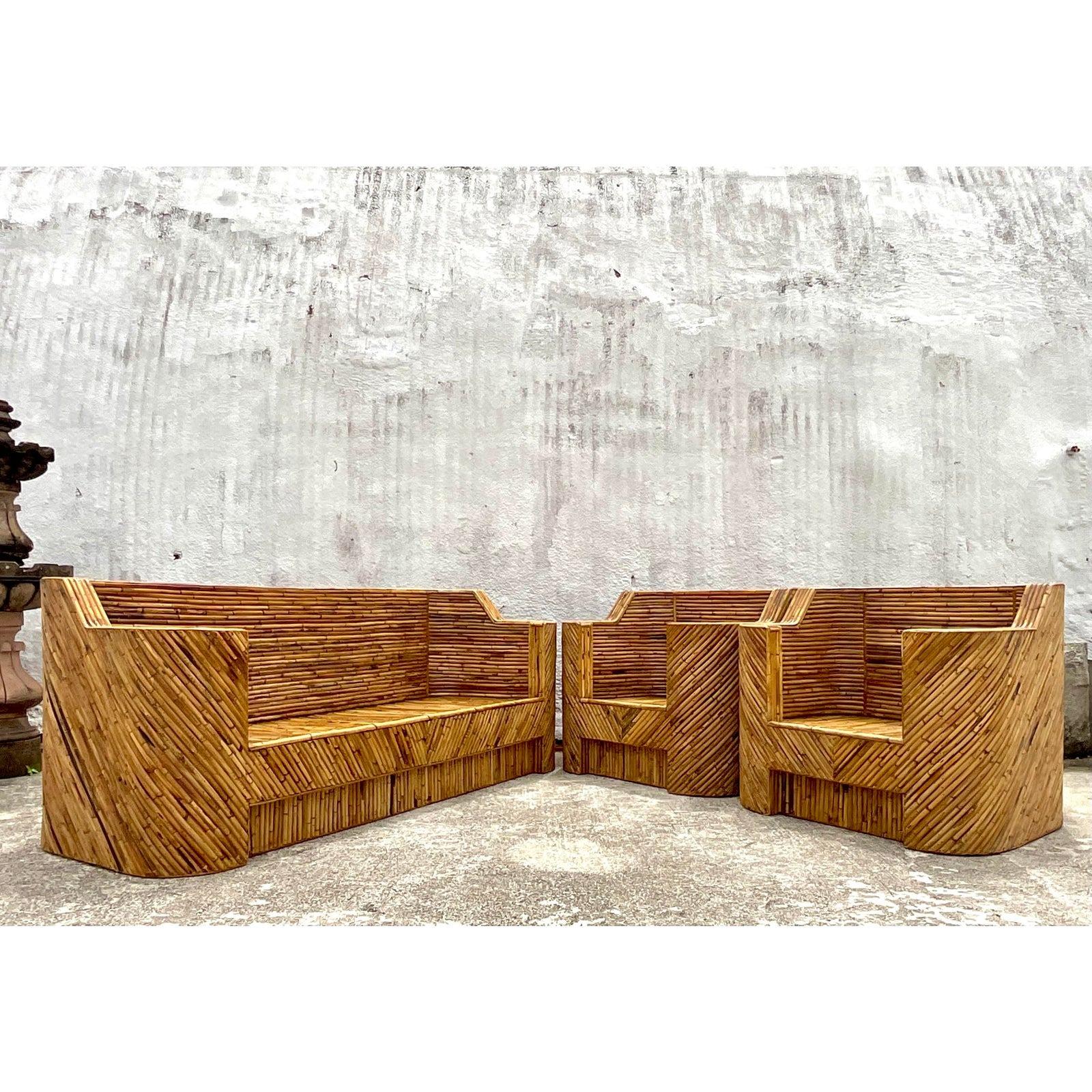 Ein fabelhaftes Vintage-Boho-Sofa. Eine schicke Schilfrohrkonstruktion in einer klaren und modernen Form. Passende Stühle und Sessel sind ebenfalls erhältlich. Erworben aus einem Nachlass in Palm Beach.