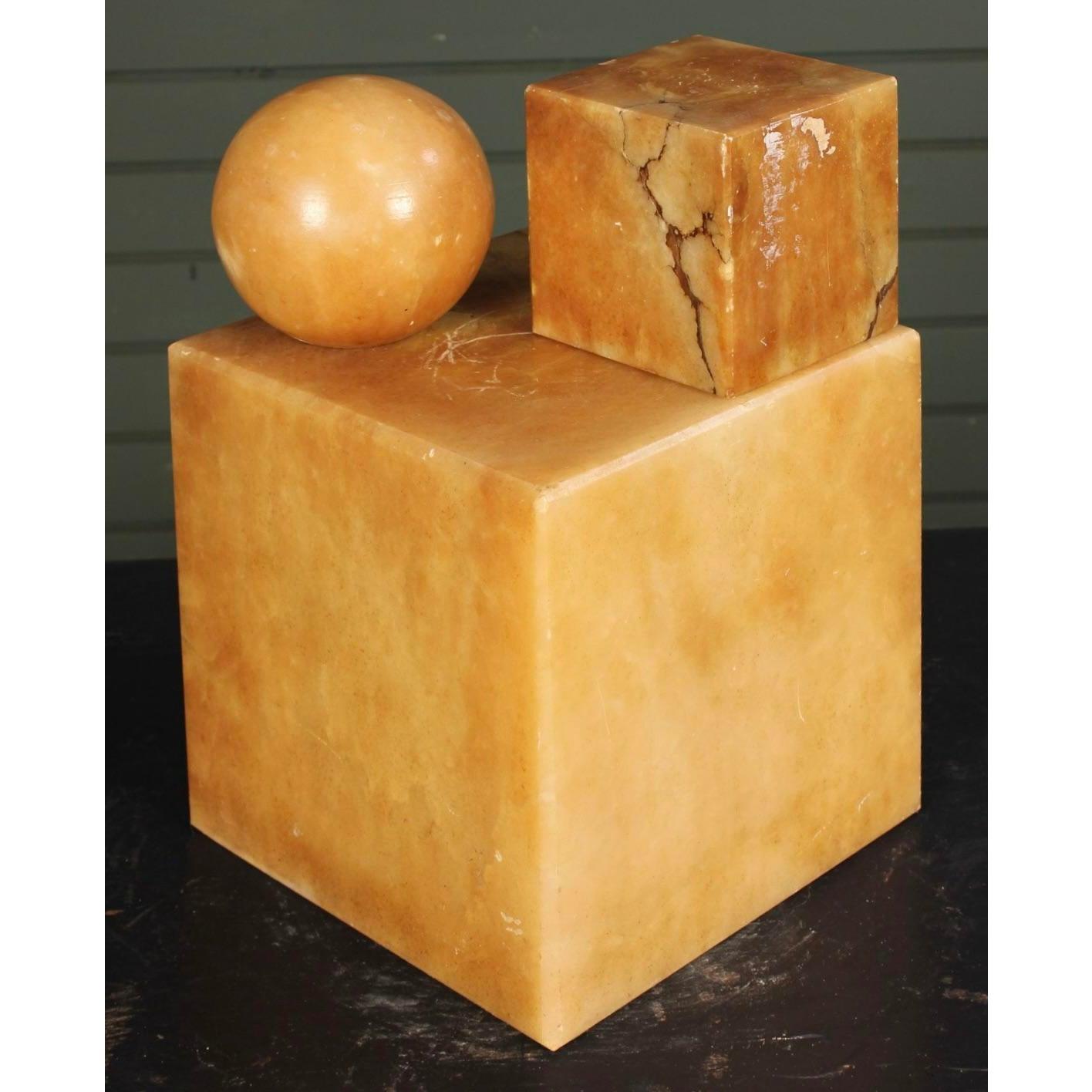 Fai un'audace dichiarazione architettonica con questa splendida scultura geometrica vintage in alabastro impilata. Questo pezzo, scolpito a mano in una pietra lucida e pesante, presenta un'avvincente composizione di due cubi impilati coronati da una