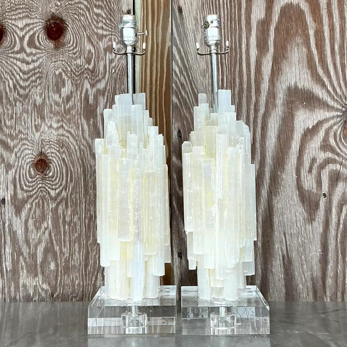 Lámparas de cristal apiladas Vintage Boho - Un par de deslumbrantes lámparas que aportan un toque de glamour bohemio. Con bases de cristal apiladas que captan la luz maravillosamente, estas lámparas aportan elegancia y un aire de espíritu libre a