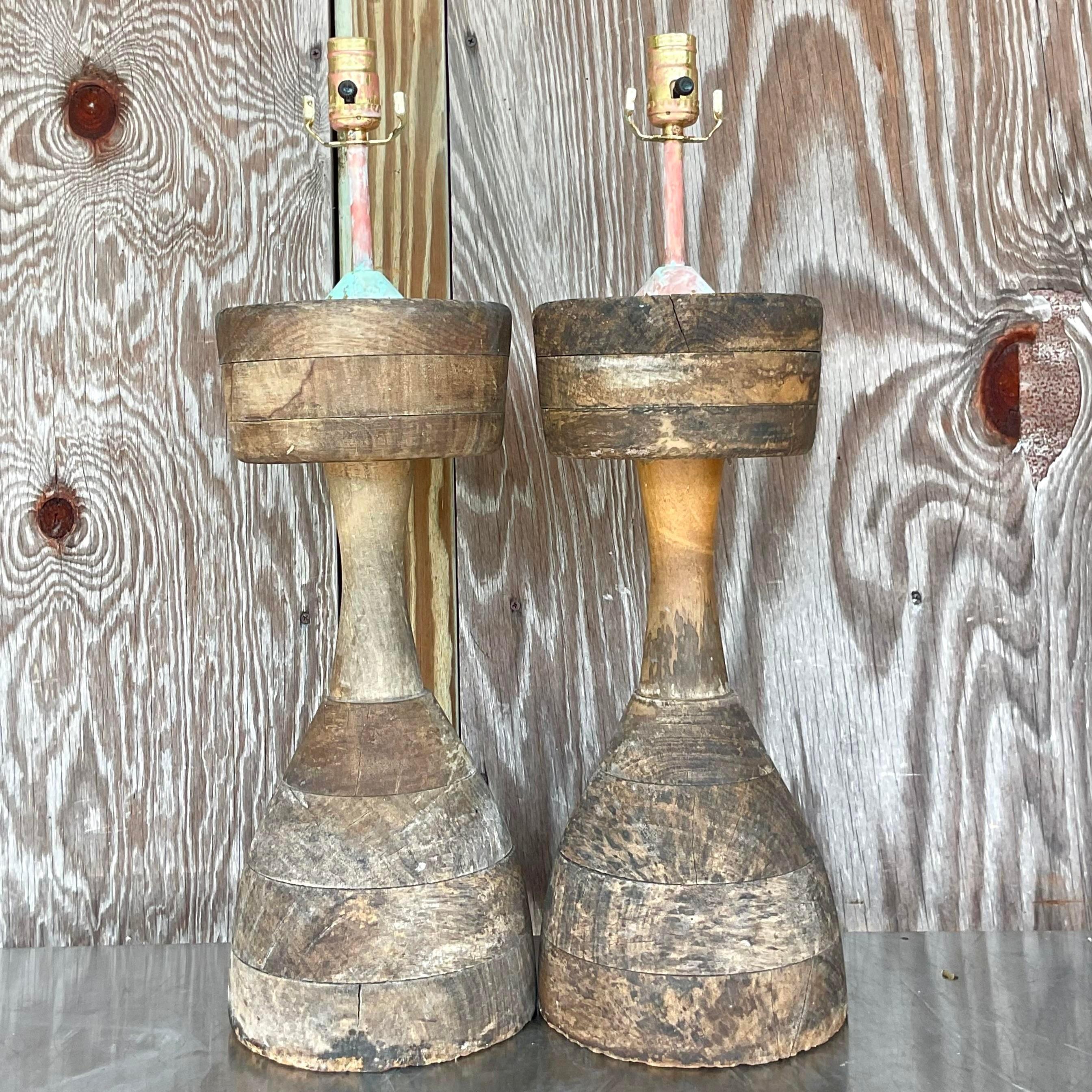 Pareja de lámparas de madera envejecida apiladas de estilo boho vintage Estadounidense en venta
