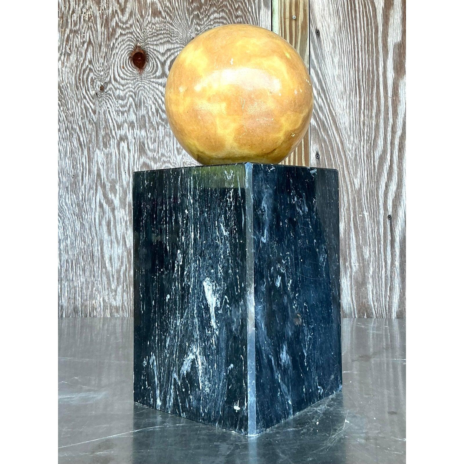 Scultura a sfera geometrica in marmo impilato vintage Boho In condizioni buone in vendita a west palm beach, FL