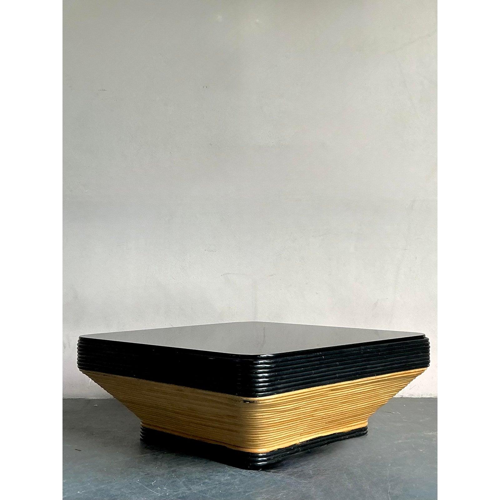 Cette table basse à profil bas est un exemple convaincant du Design/One Modern du milieu du siècle, qui adopte une texture tropicale audacieuse et des graphiques contrastés. La base carrée substantielle est méticuleusement fabriquée à partir de