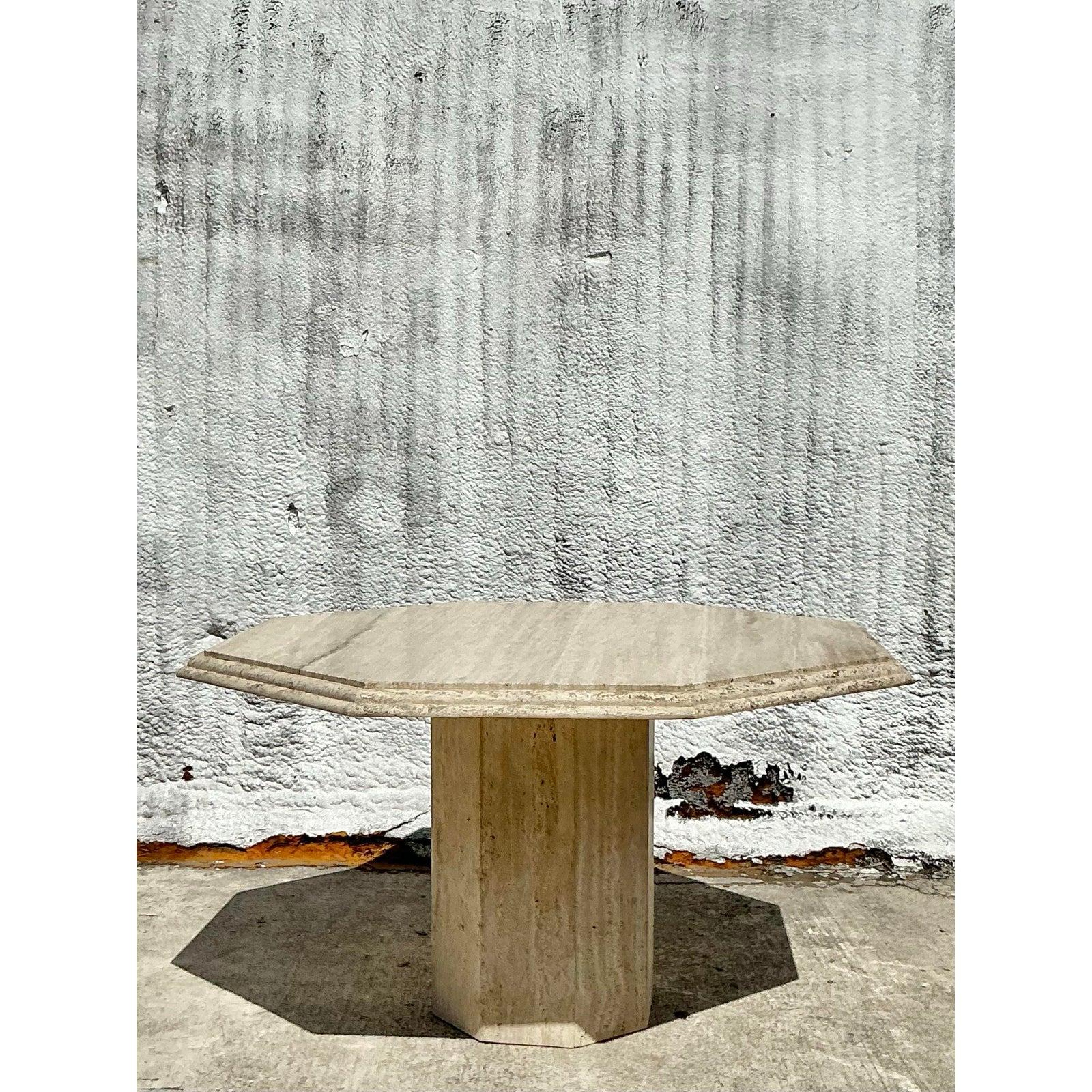 Ancrez votre espace repas avec la beauté organique et la forme frappante de cette table à manger octogonale en travertin empilé Vintage Boho. Cette table exceptionnelle est dotée d'un plateau octogonal en travertin luxueux, qui met en valeur les