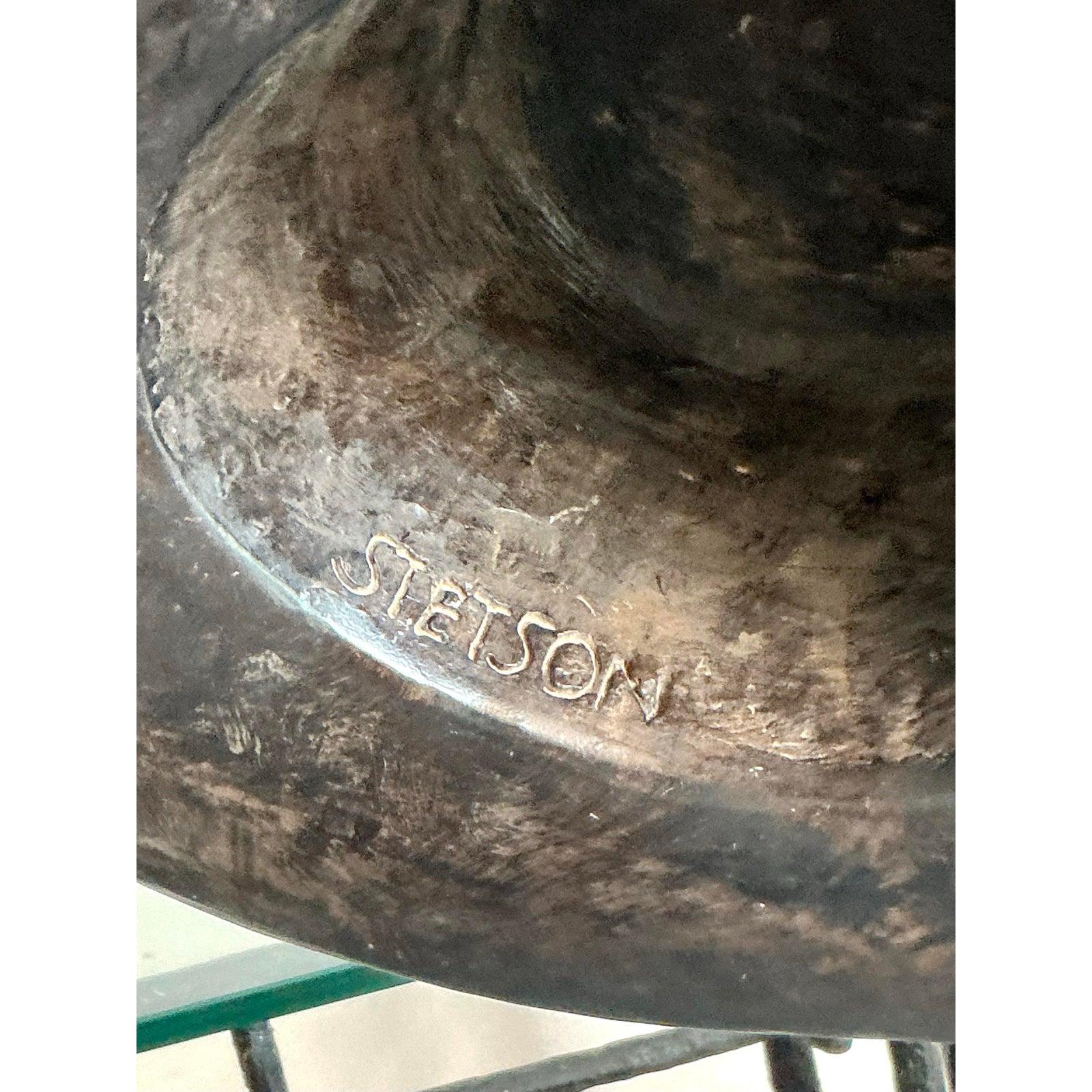 Cattura l'essenza robusta e libera del West americano con questa eccezionale scultura vintage con cappello da cowboy. Un fantastico pezzo di pop art, questo cappello a grandezza naturale è realizzato in gesso e presenta una meravigliosa texture