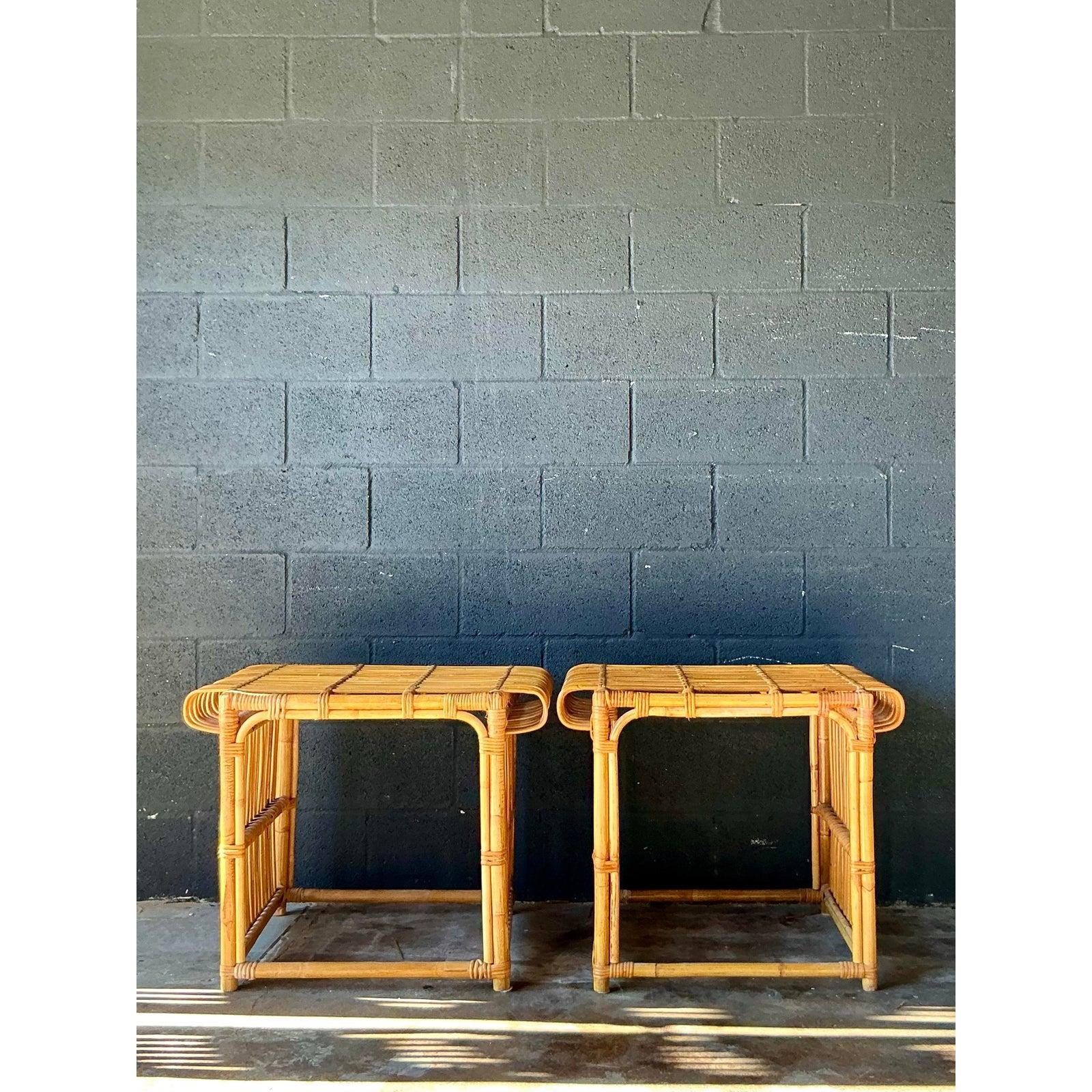 Cette charmante paire de tables d'appoint vintage capture magnifiquement l'essence du design côtier et bohème des années 1970 en mettant l'accent sur les matériaux naturels et la construction légère. Chaque table est méticuleusement fabriquée à