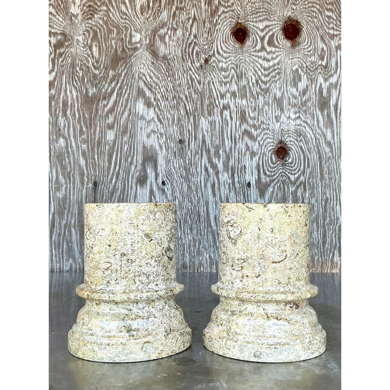 Aggiungi un tocco di eleganza architettonica al tuo spazio con questi reggilibri a colonna in pietra Vintage Boho, un set sorprendente che unisce il fascino storico alla bellezza naturale. Realizzato con pietre ricche di fossili, ogni fermalibri