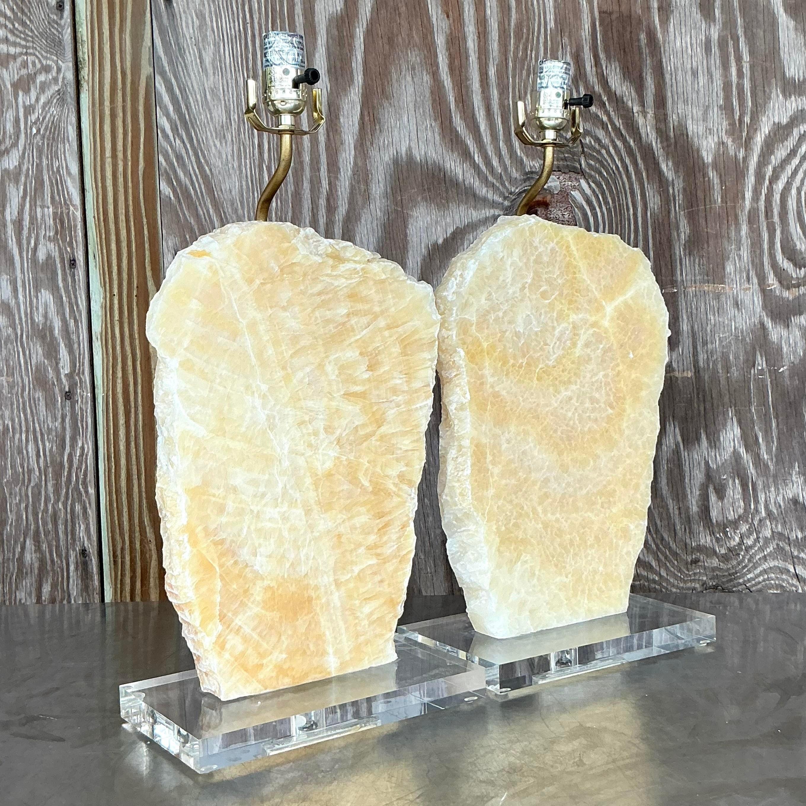 Ti presentiamo le nostre lampade in lucite e lastre di pietra vintage Boho! Queste lampade chic di ispirazione retrò uniscono lastre di pietra naturale e lucite elegante per un tocco unico e bohémien. Perfetto per aggiungere un tocco di eleganza e