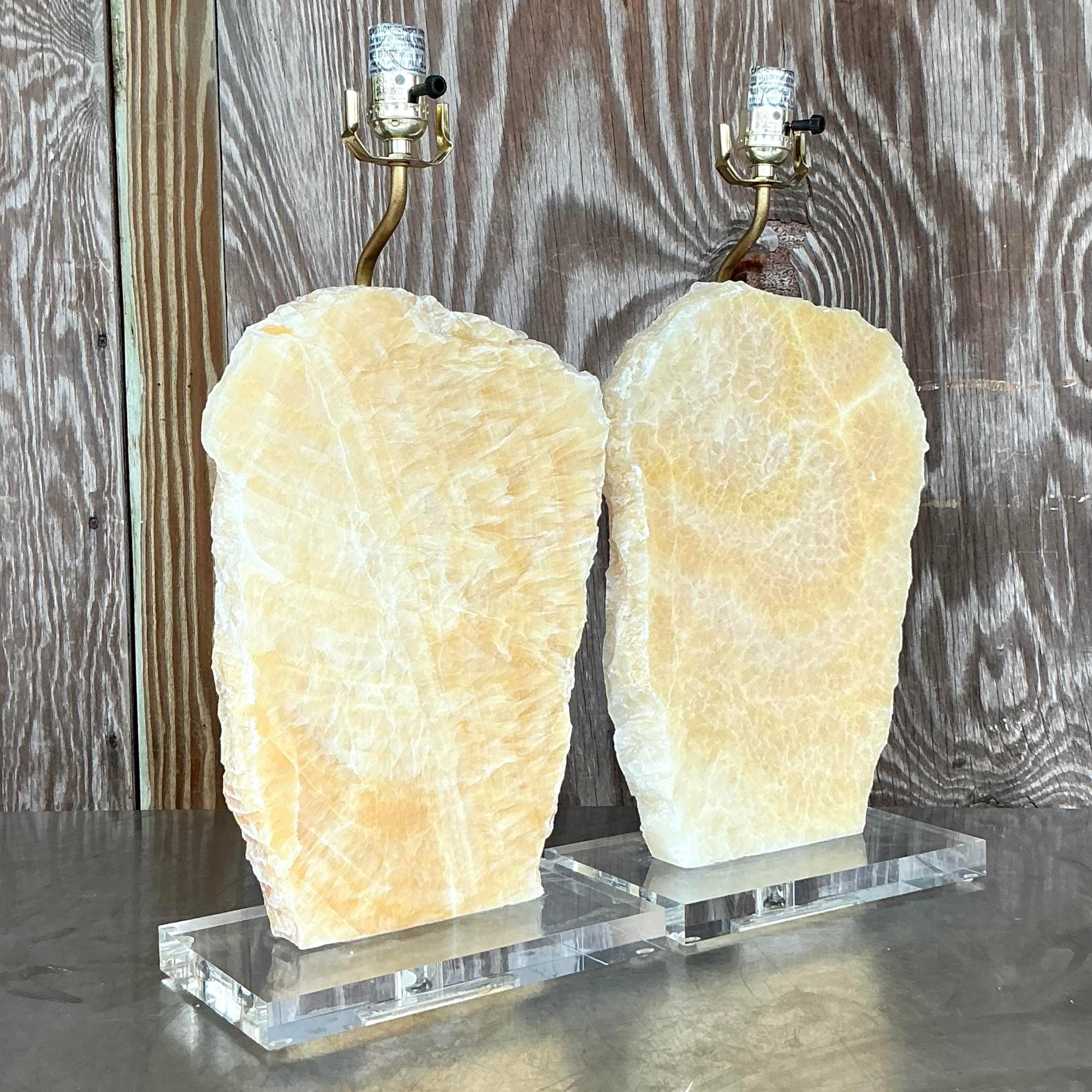 XX secolo Lampade vintage in lastre di pietra e lucite di A. Stone - una coppia in vendita