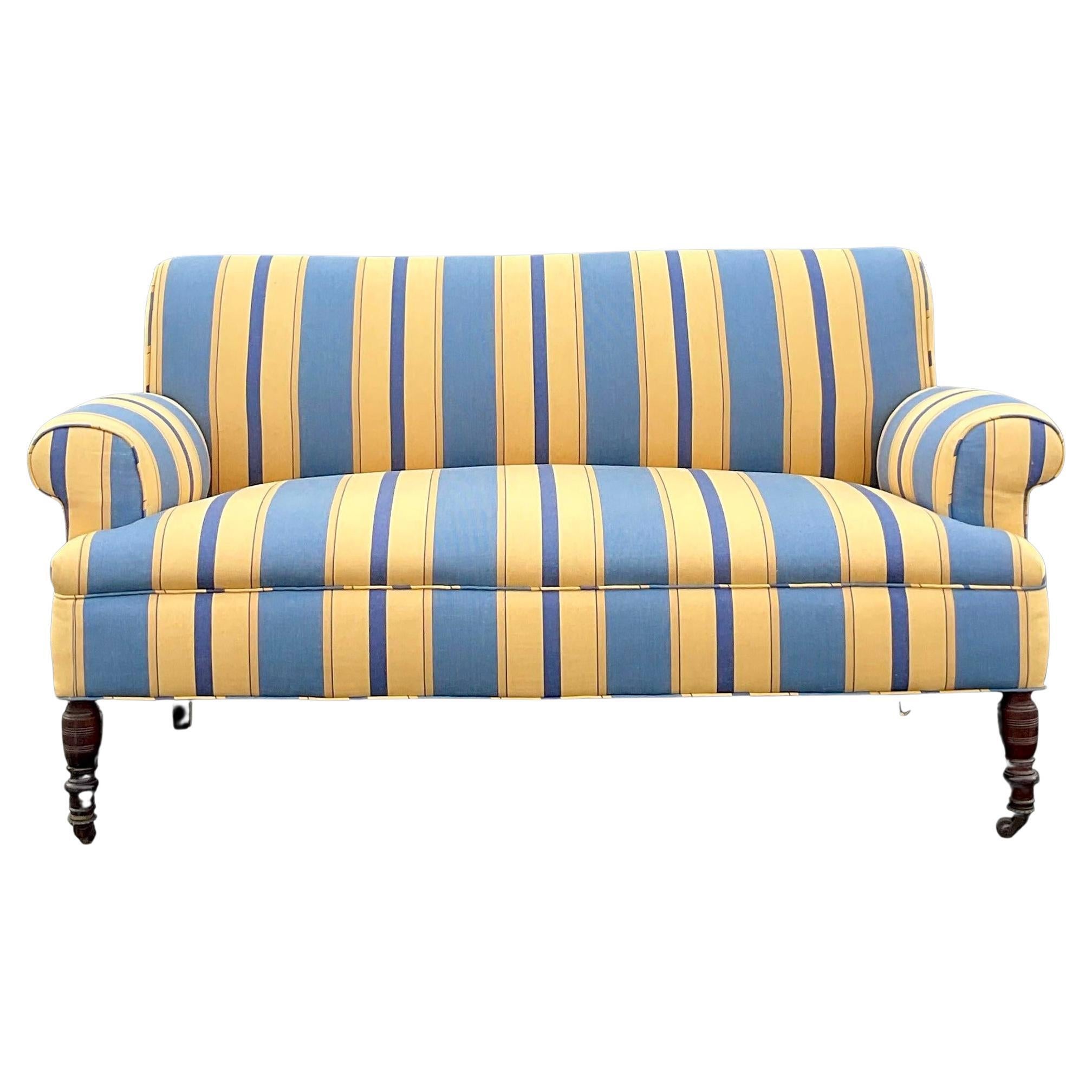 Gestreiftes Vintage-Sofa mit Schnörkelarm von Boho im Angebot