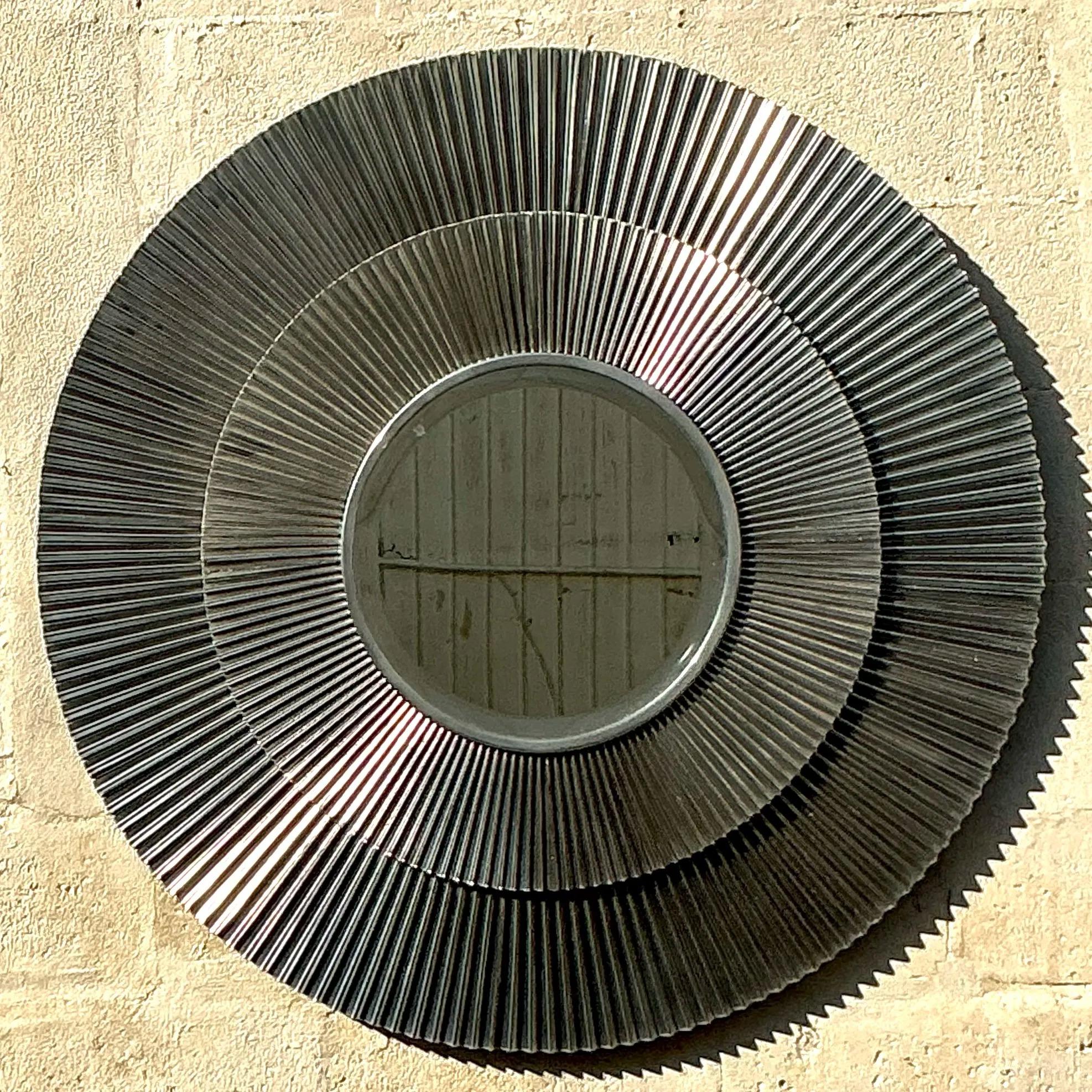 Questo specchio da parete vintage Boho Studio A Crimped Chrome emana un fascino audace e modernista grazie alla sua cornice cromata unica. Questo specchio, che fonde perfettamente il fascino boho con il design contemporaneo, fa bella mostra di sé in