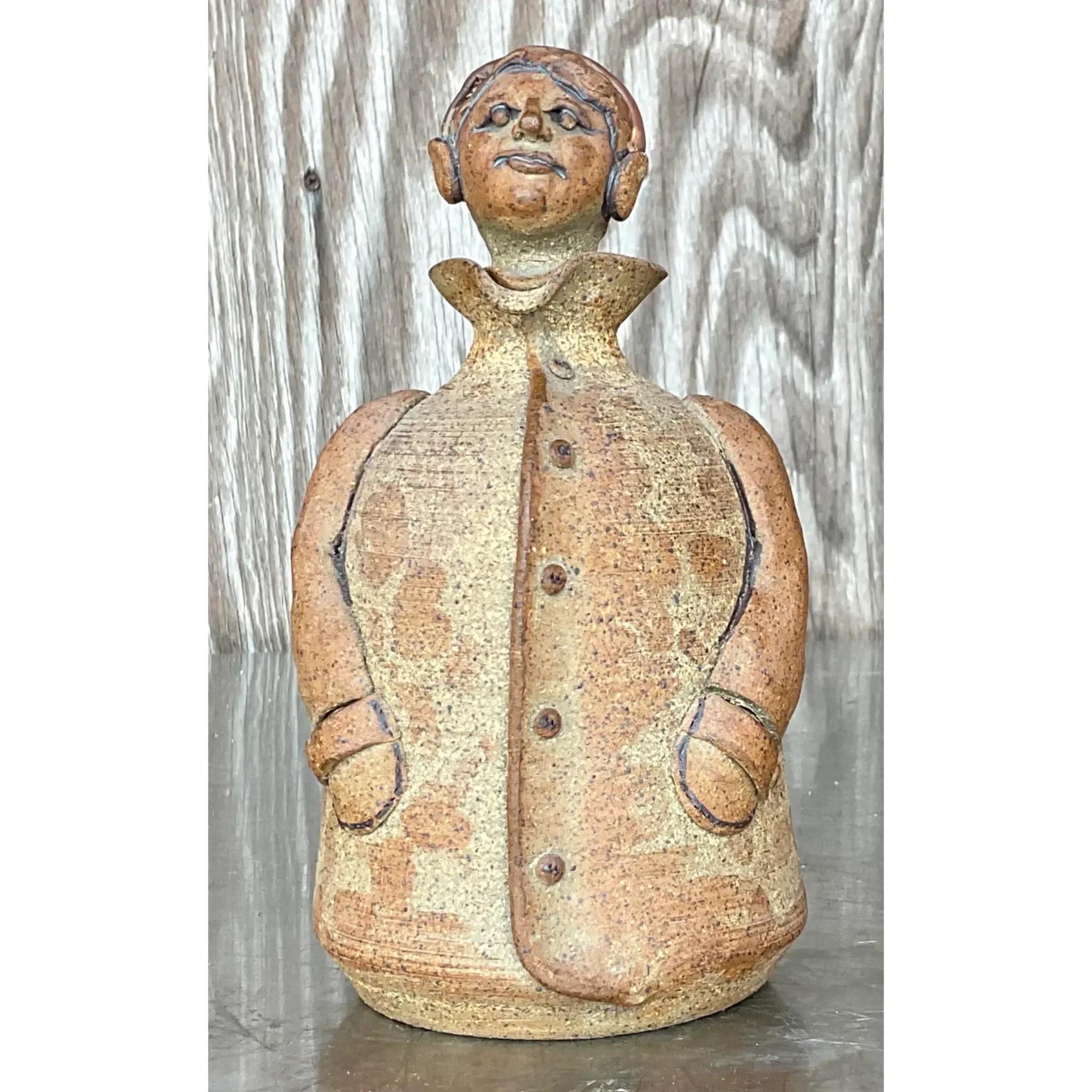 Un favoloso decanter vintage in stile Boho. Brocca in studio Pottery fatta a mano raffigurante un uomo con una testa come tappo. Un pezzo super affascinante. Acquistato da una proprietà di Palm Beach.