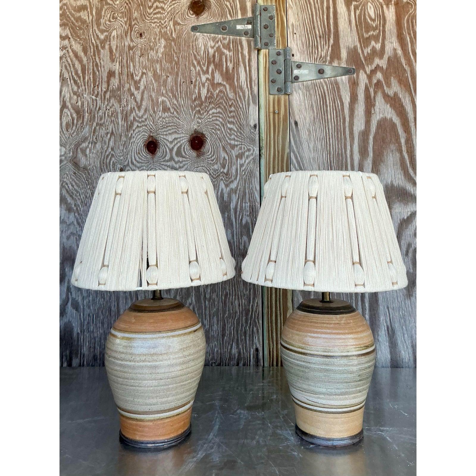 Vintage Boho Studio Pottery Lampen mit String Schirme - ein Paar (Moderne der Mitte des Jahrhunderts) im Angebot