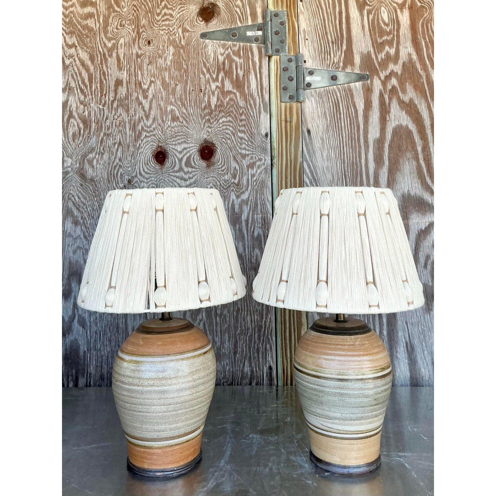 Vintage Boho Studio Pottery Lampen mit String Schirme - ein Paar im Zustand „Gut“ im Angebot in west palm beach, FL
