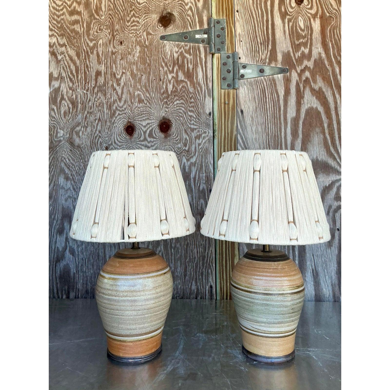 Vintage Boho Studio Pottery Lampen mit String Schirme - ein Paar (20. Jahrhundert) im Angebot