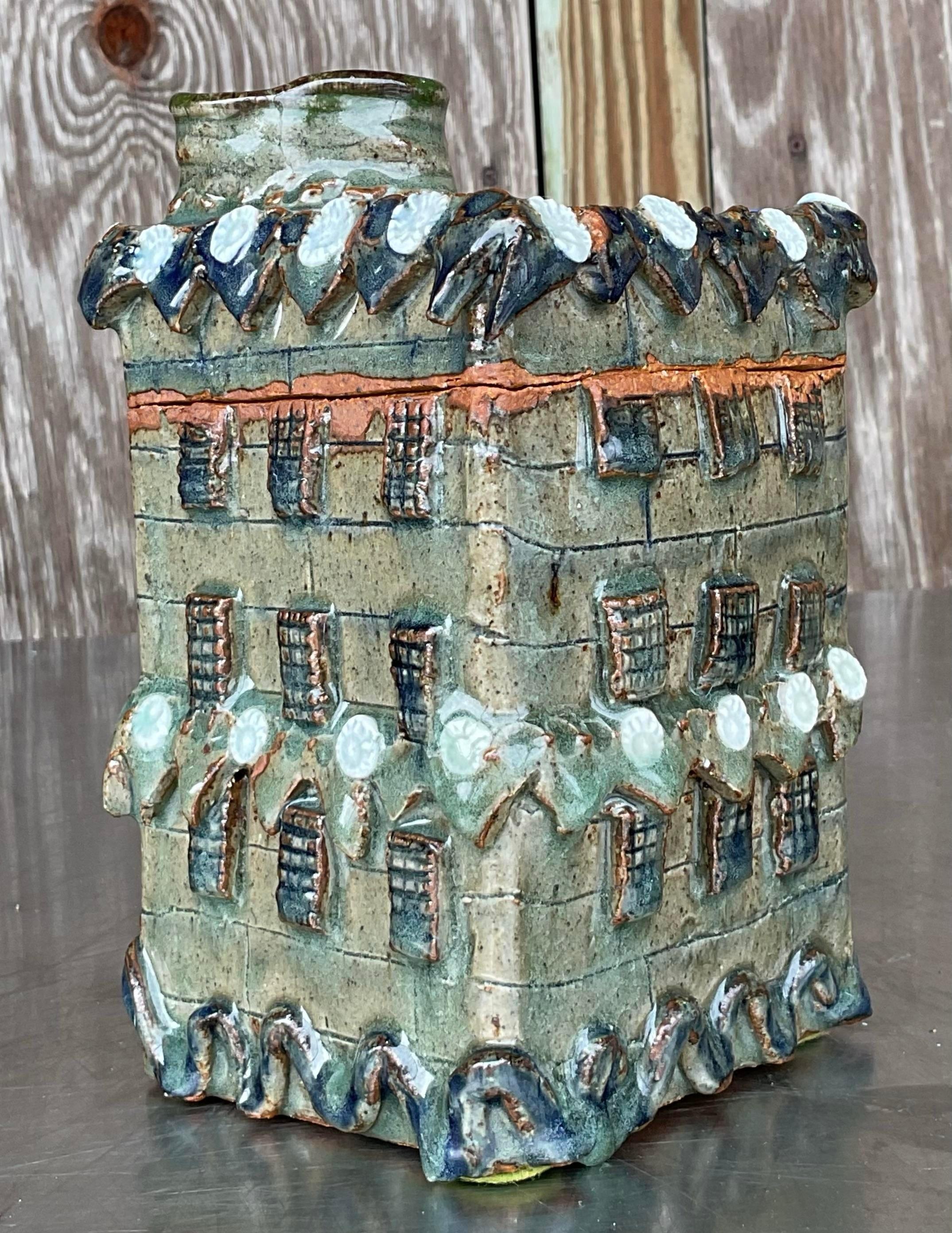 Barattolo con coperchio in studio Pottery vintage, che offre un mix perfetto di consistenza terrena e artigianato artistico. Acquistata da una proprietà di Palm Beach