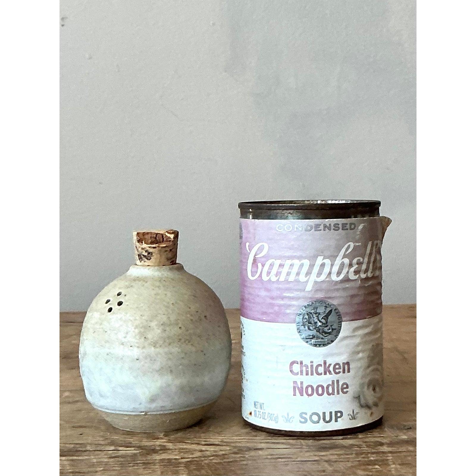 Dieser zierliche und elegante Shaker ist ein wunderbares Stück Studio Pottery aus der Mitte des Jahrhunderts, das sich durch seine perfekt handgetriebene Kugelform auszeichnet. Sie weist eine gedämpfte, gesprenkelte beige-weiße Glasur auf, die den