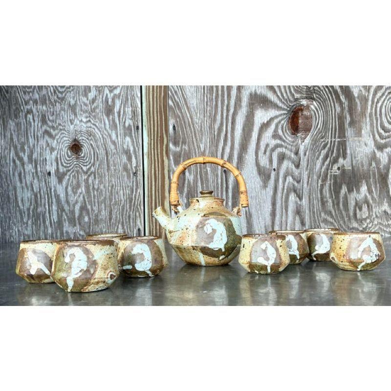 Un service à thé Vintage Boho Studio Pottery - 9 pièces est un ajout charmant et unique à toute collection ou service à thé, alliant la beauté terreuse et artisanale de la poterie de studio à l'esprit libre et à l'esthétique boho éclectique. Cet