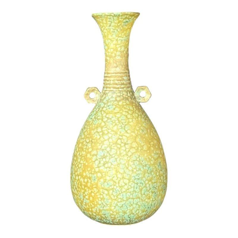 Questo vaso vintage in Studio Pottery sfoggia un design artigianale con motivi distintivi e colori della terra, aggiungendo un tocco di eleganza artigianale a qualsiasi arredamento. 

Il vaso dello Studio Pottery Vintage Boho è un bellissimo pezzo