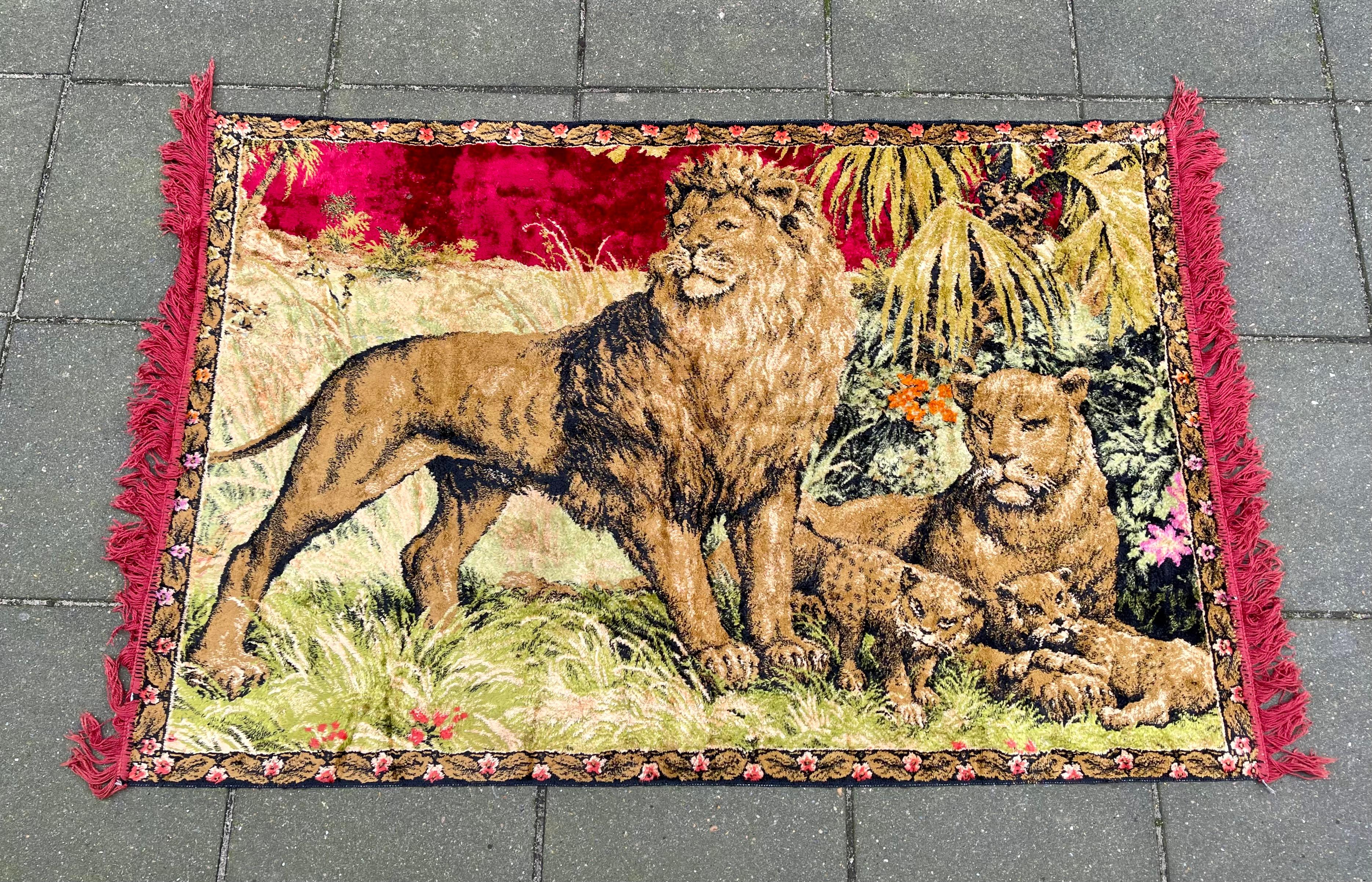 Dekorativer Wandteppich aus gewebtem Samt. Es stellt eine Löwenfamilie in einer Dschungelumgebung dar. Sie wurde in den 1960er oder 70er Jahren in einem Stil hergestellt, der sich von den 1920er Jahren ableitet. 

Maße: 155 cm mit Fransen. Höhe: 90