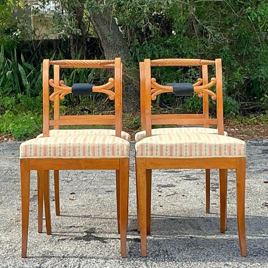 Infondi nel tuo spazio da pranzo un'eleganza senza tempo e un'atmosfera boho con questo set di quattro sedie da pranzo Biedermeier svedesi vintage. Realizzate con una squisita attenzione ai dettagli, queste sedie combinano la raffinata semplicità