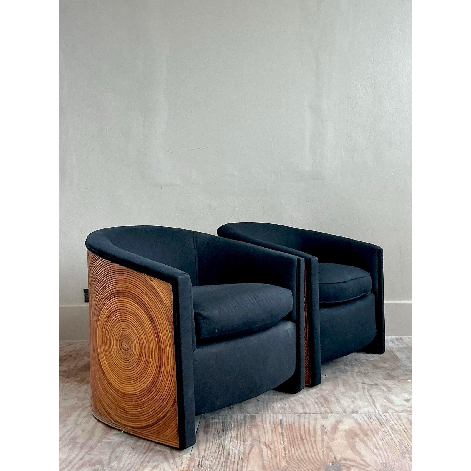 Incarnando le forme audaci e scultoree del design della fine del XX secolo, questa splendida coppia di sedie lounge offre uno stile iconico e un comfort eccezionale. Le sedie sono caratterizzate da uno schienale a botte continuo e scenografico che
