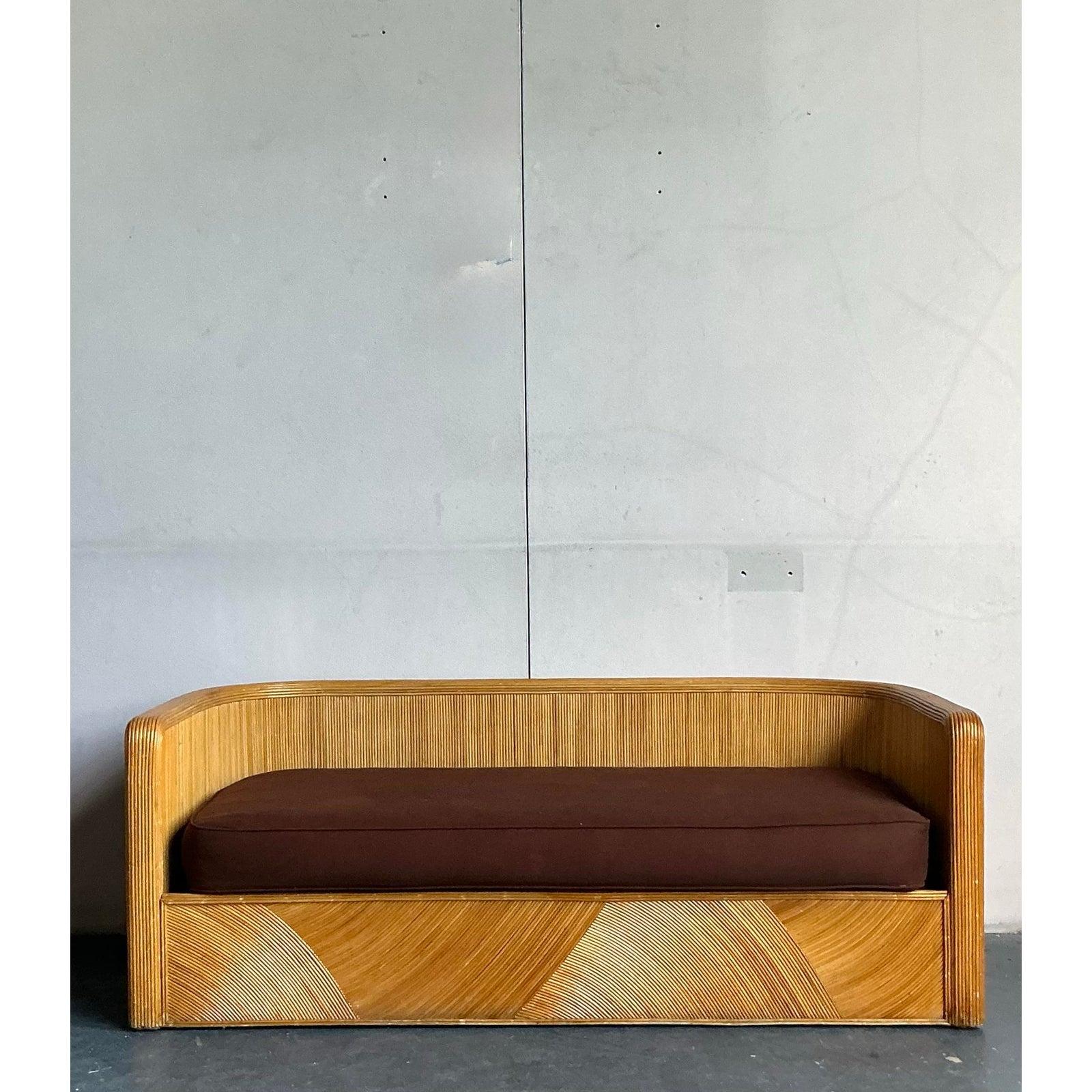 Vintage Boho Wirbel Bleistift Reed Sofa (Organische Moderne) im Angebot