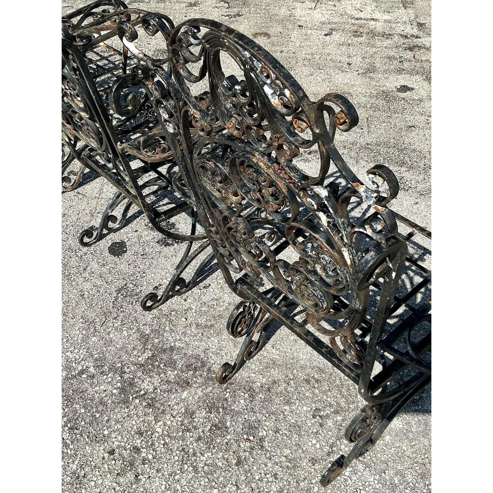 Dieses exquisite Set aus vier schmiedeeisernen Esszimmerstühlen im Vintage-Stil mit aufwändigen Wirbel-Details und zeitlosem Bohème-Charme verleiht Ihrem Esszimmer einen ganz besonderen Touch. Das wunderschön gearbeitete Eisengestell mit seinem