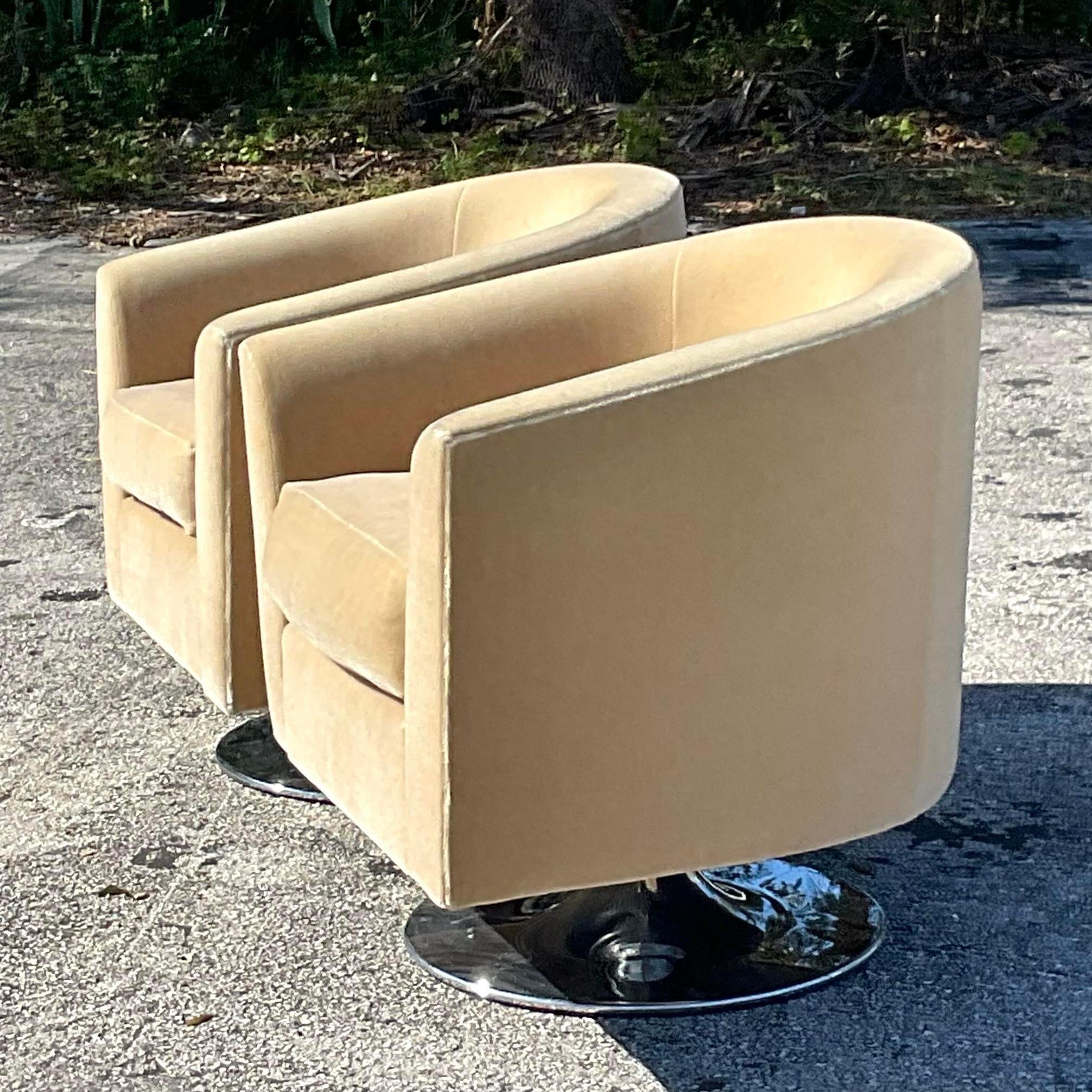 Un fabuleux fauteuil pivotant vintage Boho. A la manière de Harvey Probber. Magnifique dossier arrondi et socles en aluminium moulé. Acquis d'une propriété de Palm Beach.