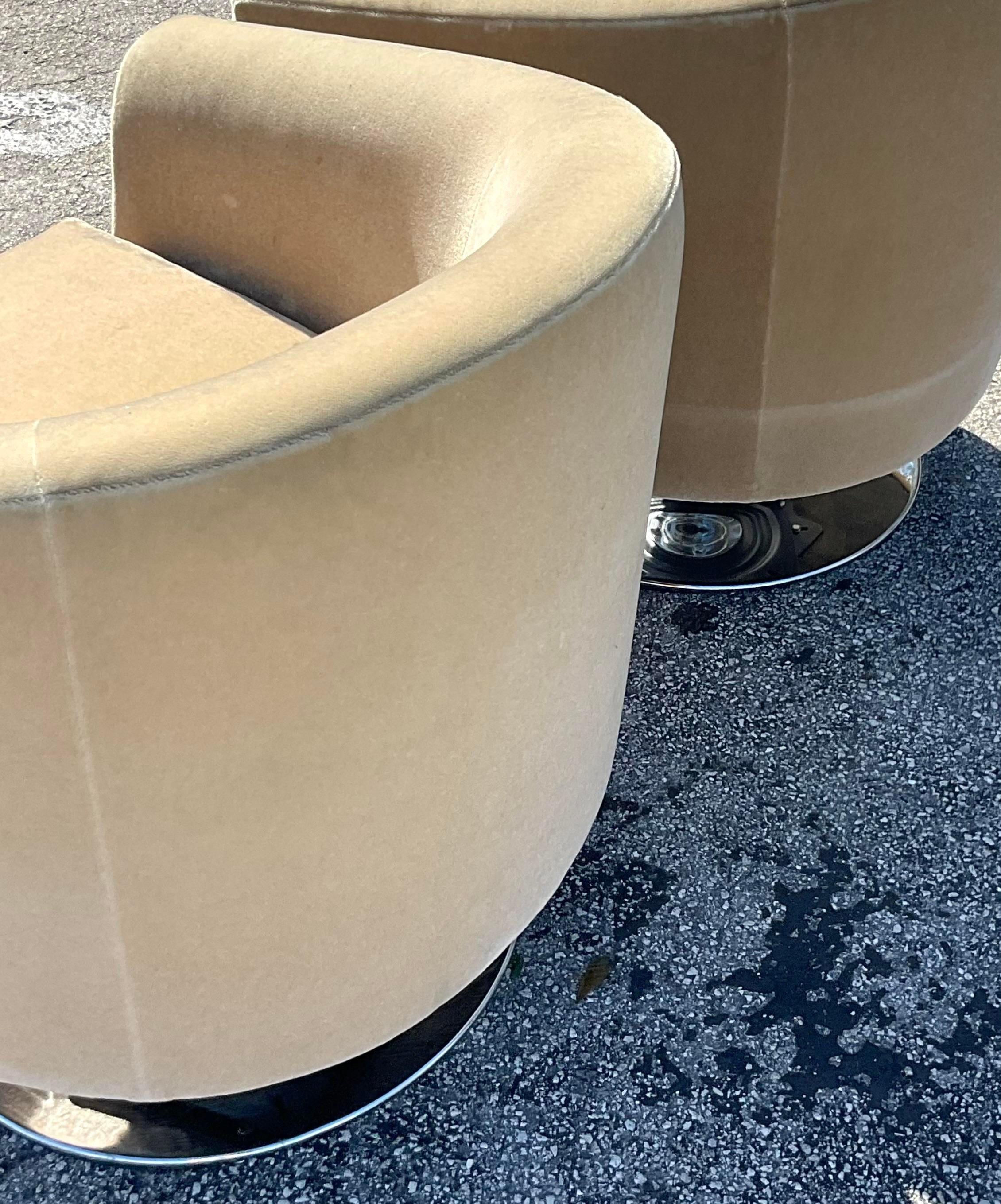 American Vintage Boho Swivel Chairs on Cast Aluminum Pedestal Bases After Harvey Probber For Sale