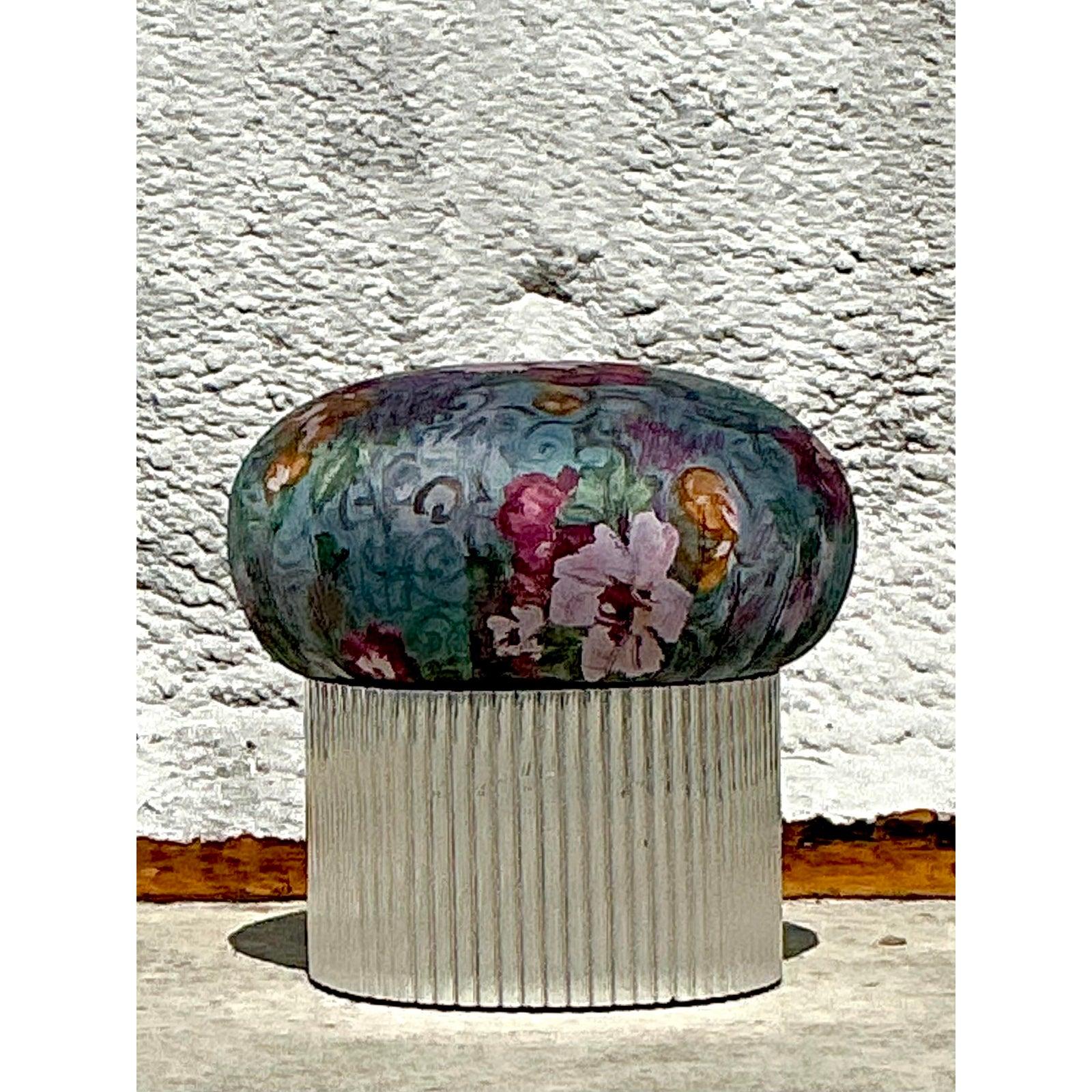 Plongez votre espace dans un style vibrant avec ce captivant ottoman pivotant vintage, une pièce qui fusionne magnifiquement l'exubérance bohème avec un clin d'œil au design emblématique du milieu du siècle, 