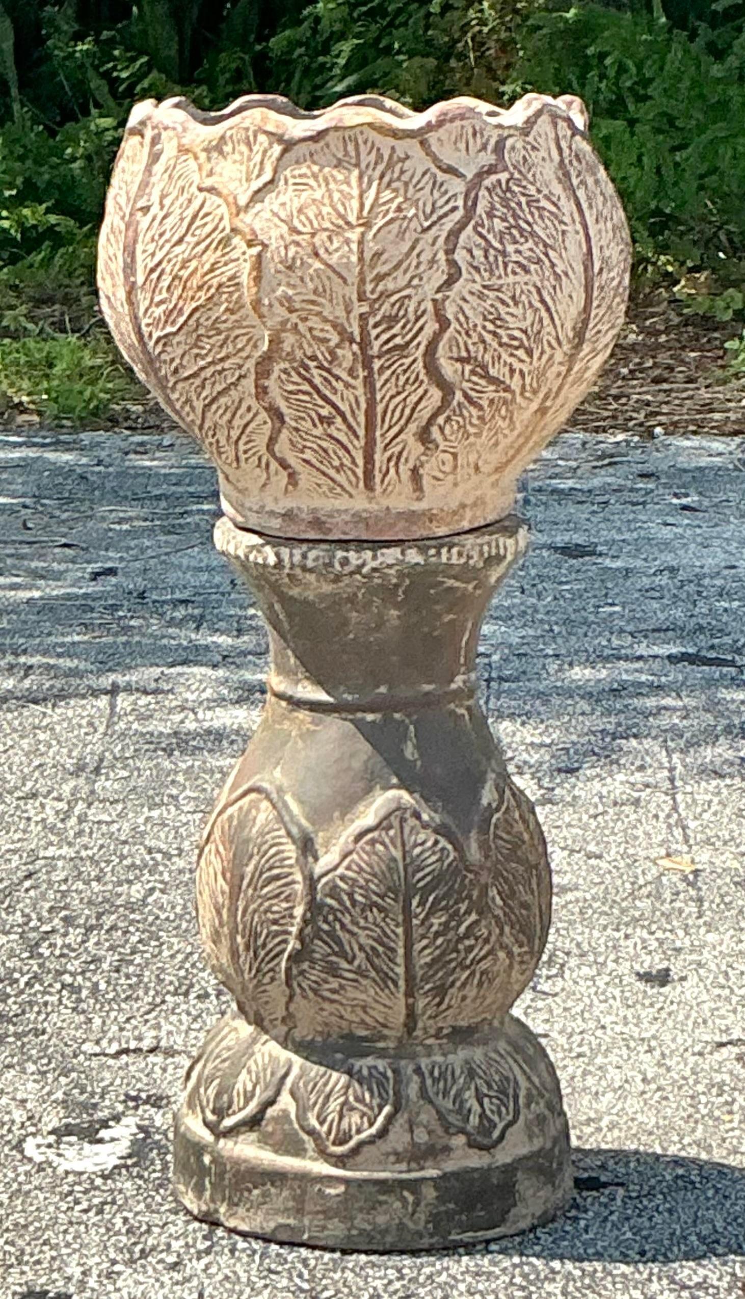 Verleihen Sie Ihrer Einrichtung einen Hauch von Boho-Charme mit dieser Vintage Terra Cotta Cabbage Jardiniere. Das handgemalte, vom Kohl inspirierte Design verleiht Ihrem Innen- oder Außenbereich erdige Launenhaftigkeit und natürliche Textur. Ein