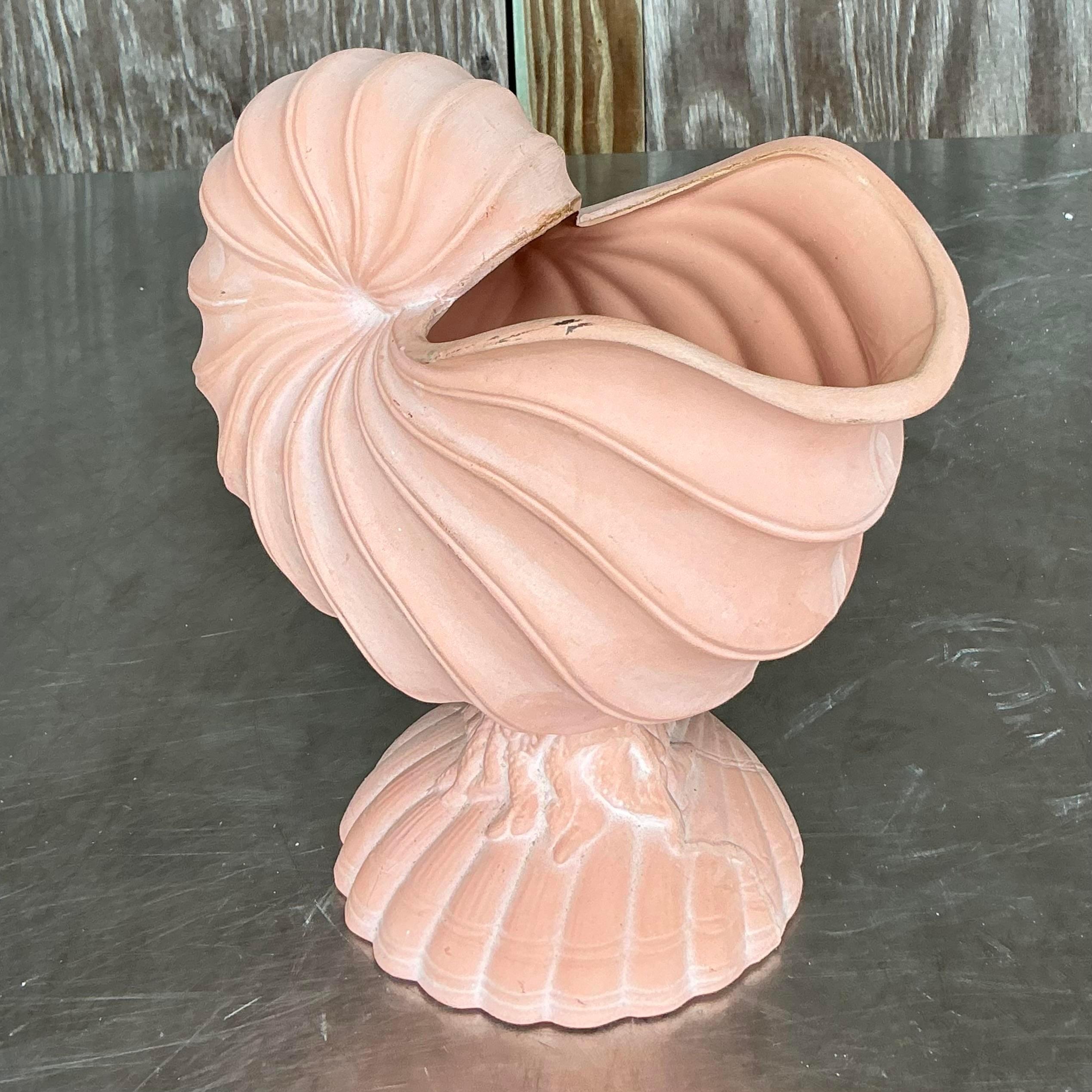 Apportez un charme côtier à votre verdure avec cette jardinière Nautilus en terre cuite Vintage Boho. Son design unique en forme de coquille de nautile et ses tons terreux en font la pièce d'apparat parfaite pour tout amateur de plantes.