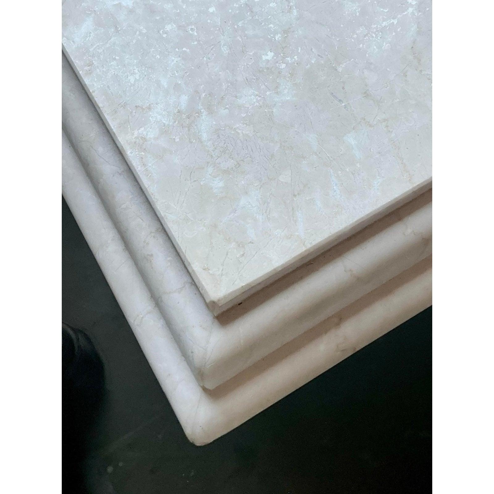 Dieser Esstisch aus Travertin im Vintage-Stil ist ein Meisterwerk von monumentalem Design und setzt einen kraftvollen und raffinierten Akzent. Der Tisch wurde fachmännisch aus luxuriösem italienischem Travertin gefertigt und zeigt die warmen,