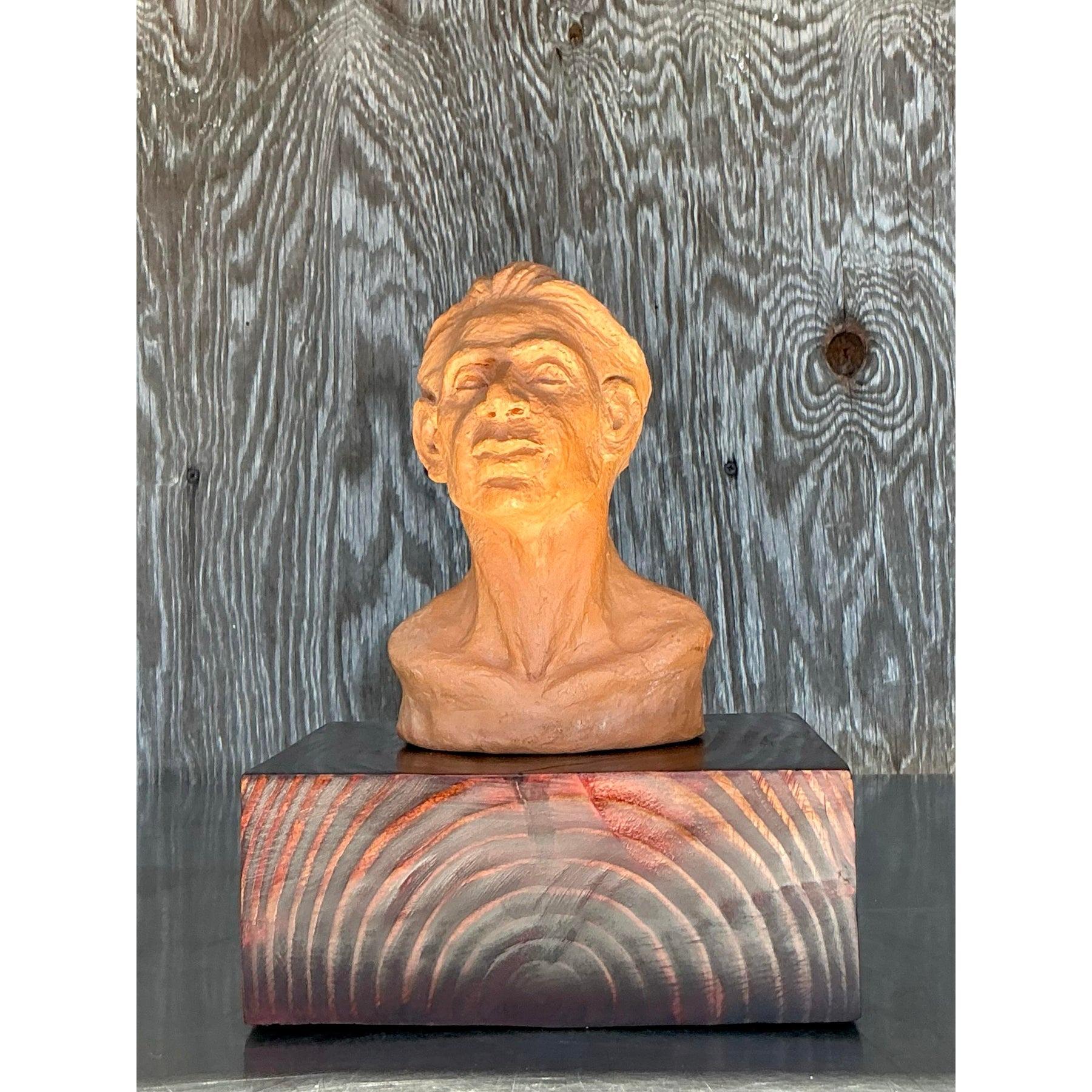 Porta una raffinatezza senza tempo nel tuo spazio con questo busto di uomo in terracotta splendidamente scolpito. Posizionato su una base di legno riccamente strutturata, questo pezzo mostra l'attenzione dell'artigiano per i dettagli con le sue
