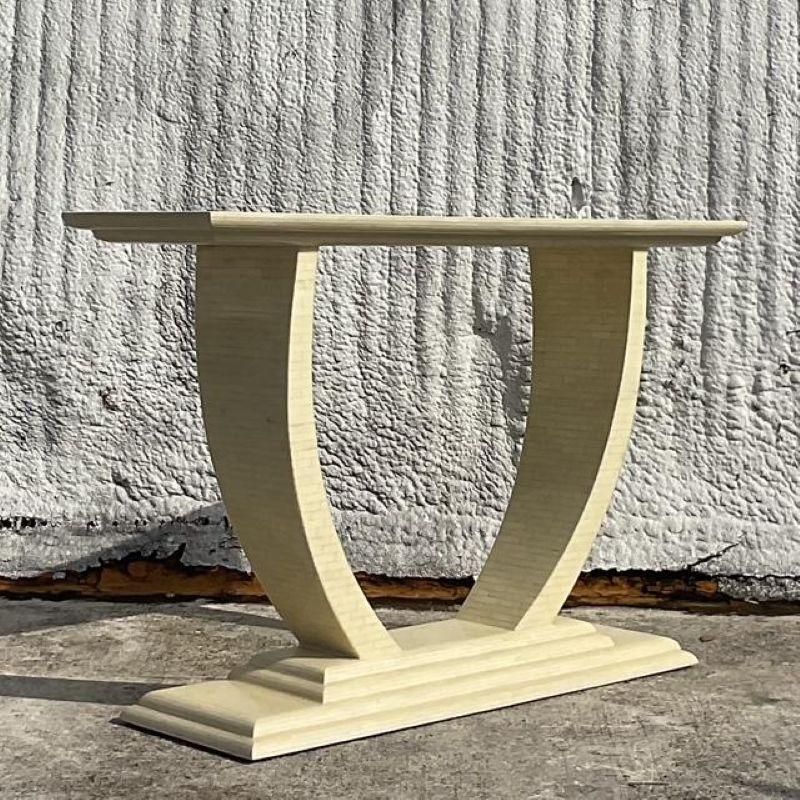 Dieser auffällige Konsolentisch im Vintage-Stil ist mit einem exquisiten Mosaik aus Knochen versehen und verkörpert eine raffinierte Mischung aus Art-Déco-Eleganz und Boho-Chic-Sensibilität. Jedes sorgfältig platzierte Knochenstück erzeugt ein