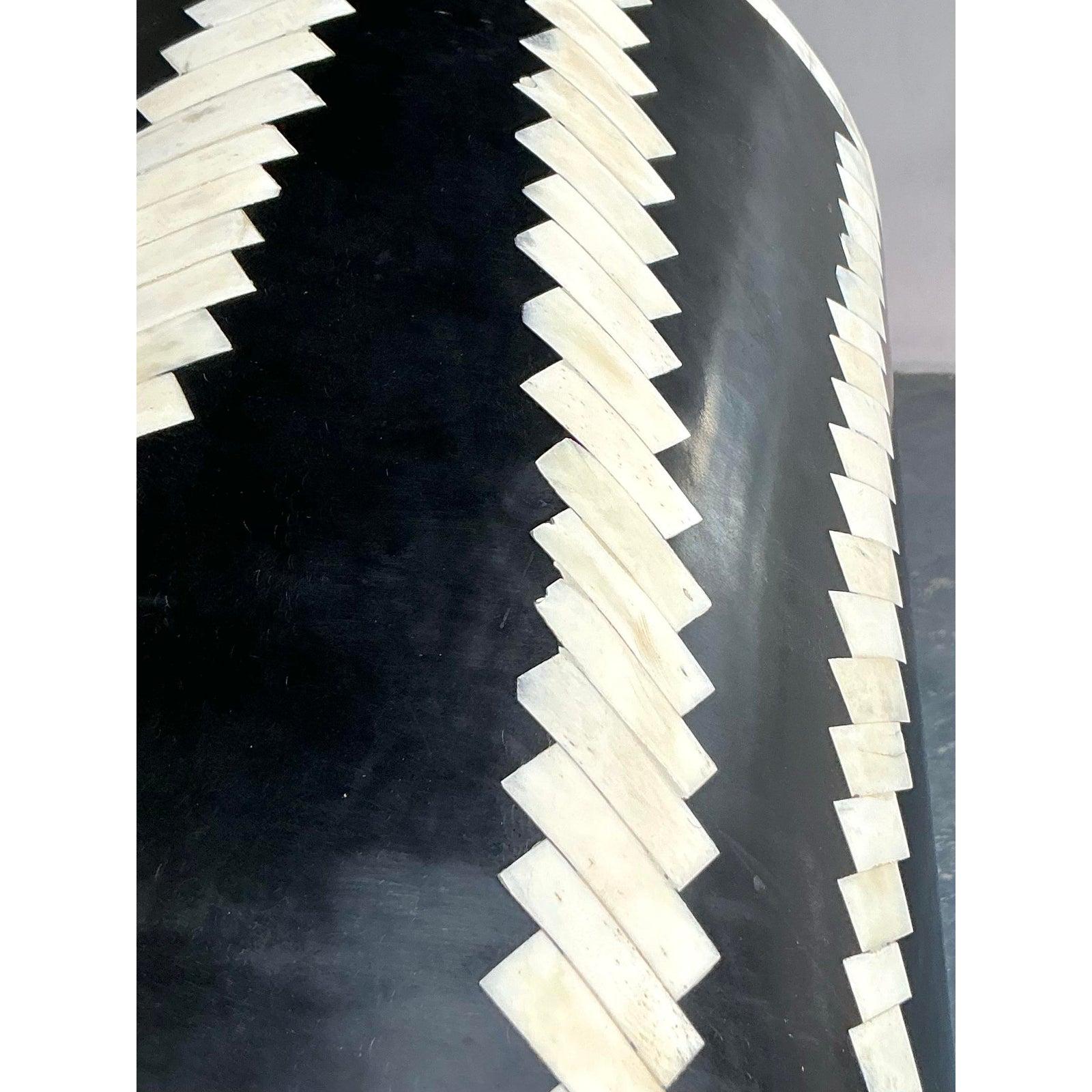 Hollywood Regency Sgabelli bassi in osso tessellato vintage Boho - Una coppia in vendita