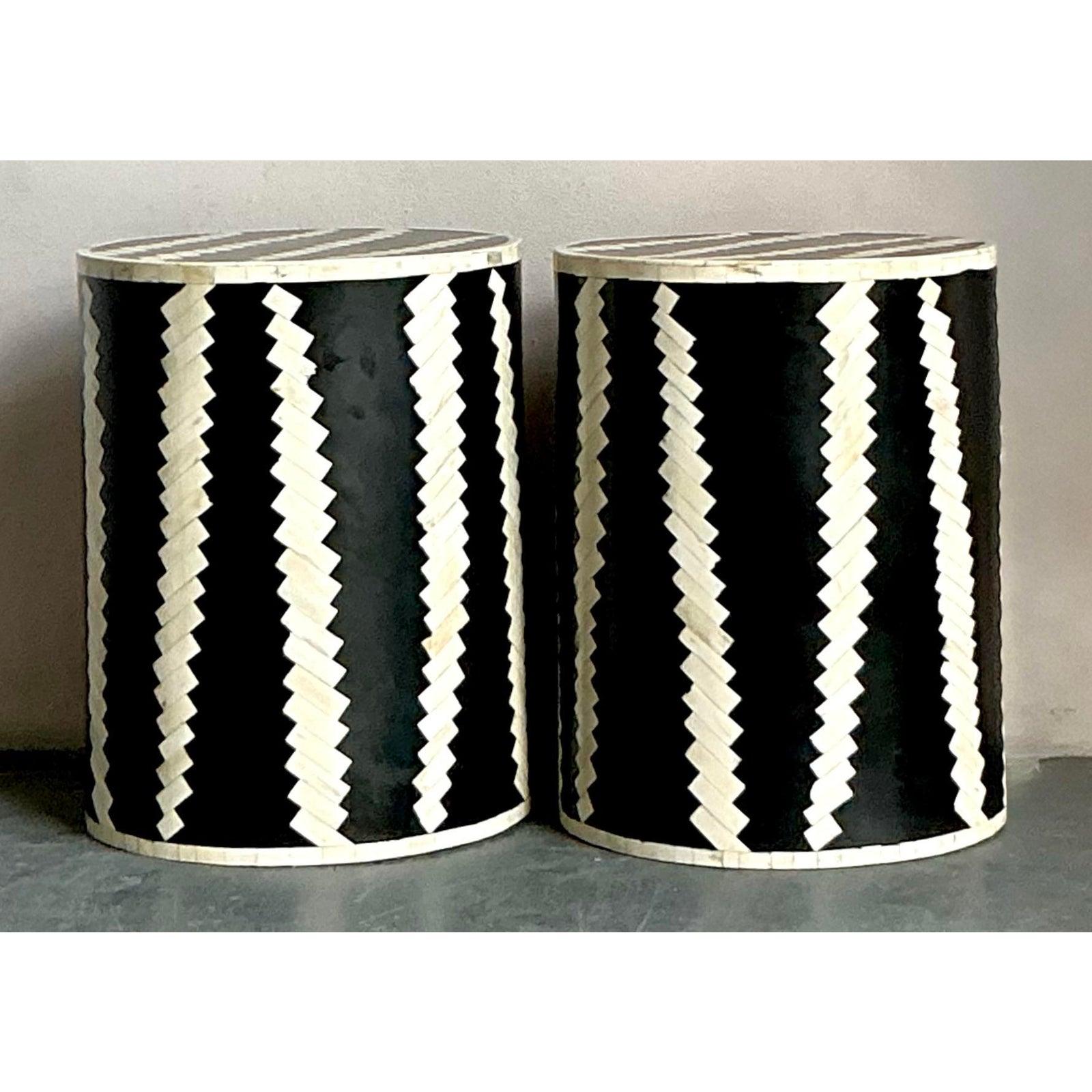 Indiano Sgabelli bassi in osso tessellato vintage Boho - Una coppia in vendita