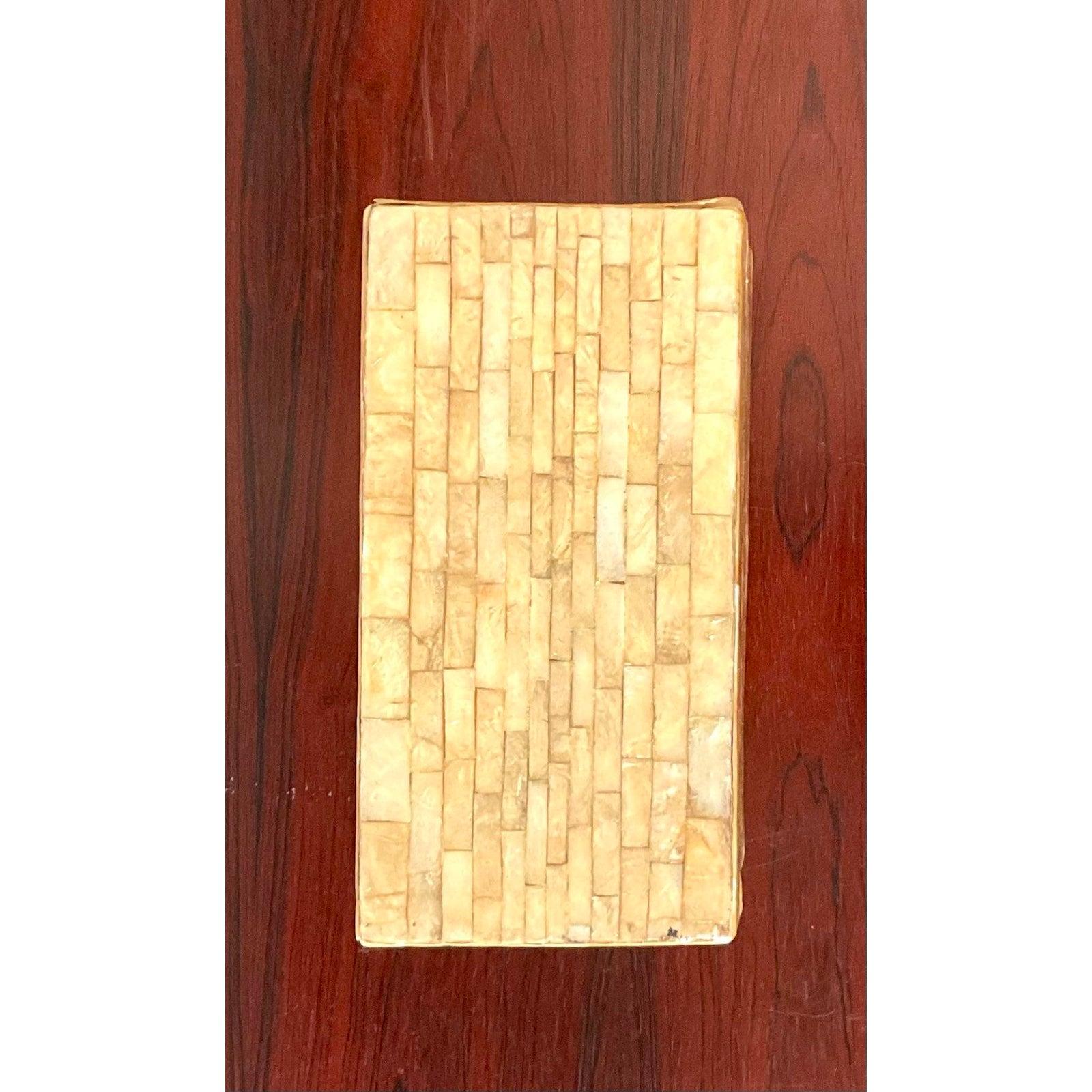 Scatola per gingilli con conchiglia di Capiz tessellata Boho d'epoca in vendita 2