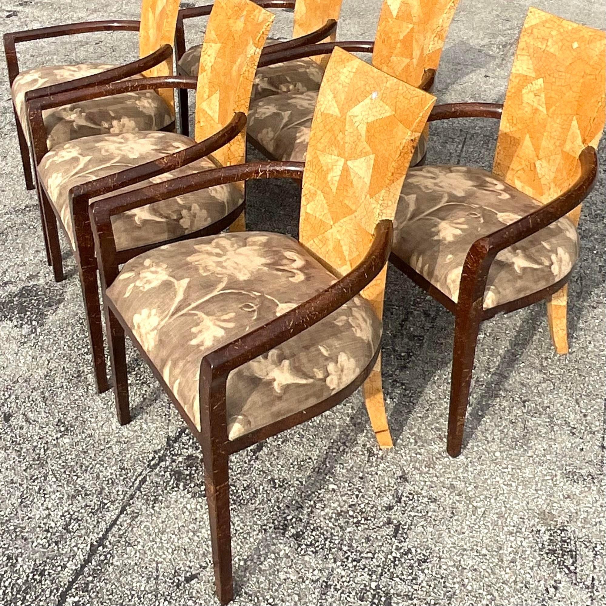 Abbraccia il fascino eclettico con questo set di 6 sedie da pranzo vintage Boho a tessere di conchiglia di cocco, che incarna lo stile americano con un cenno all'ispirazione globale. Eleva la tua esperienza culinaria con un tocco unico e una