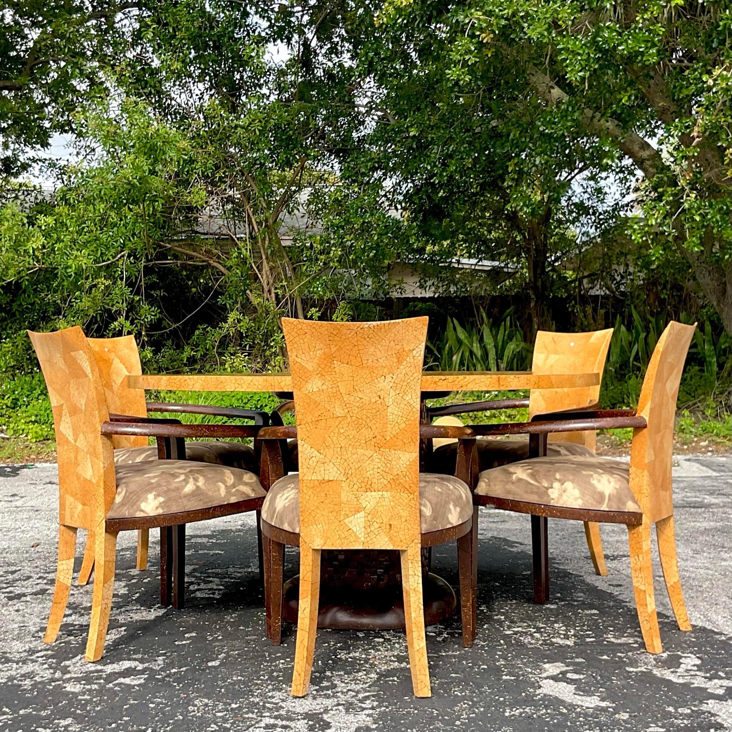 Redécouvrez l'élégance rustique avec cette table à manger Vintage By Tessellée en Coquille de Coco. Ancré dans l'artisanat américain et l'allure bohème, son design unique met en valeur la beauté des matériaux naturels, créant une pièce maîtresse
