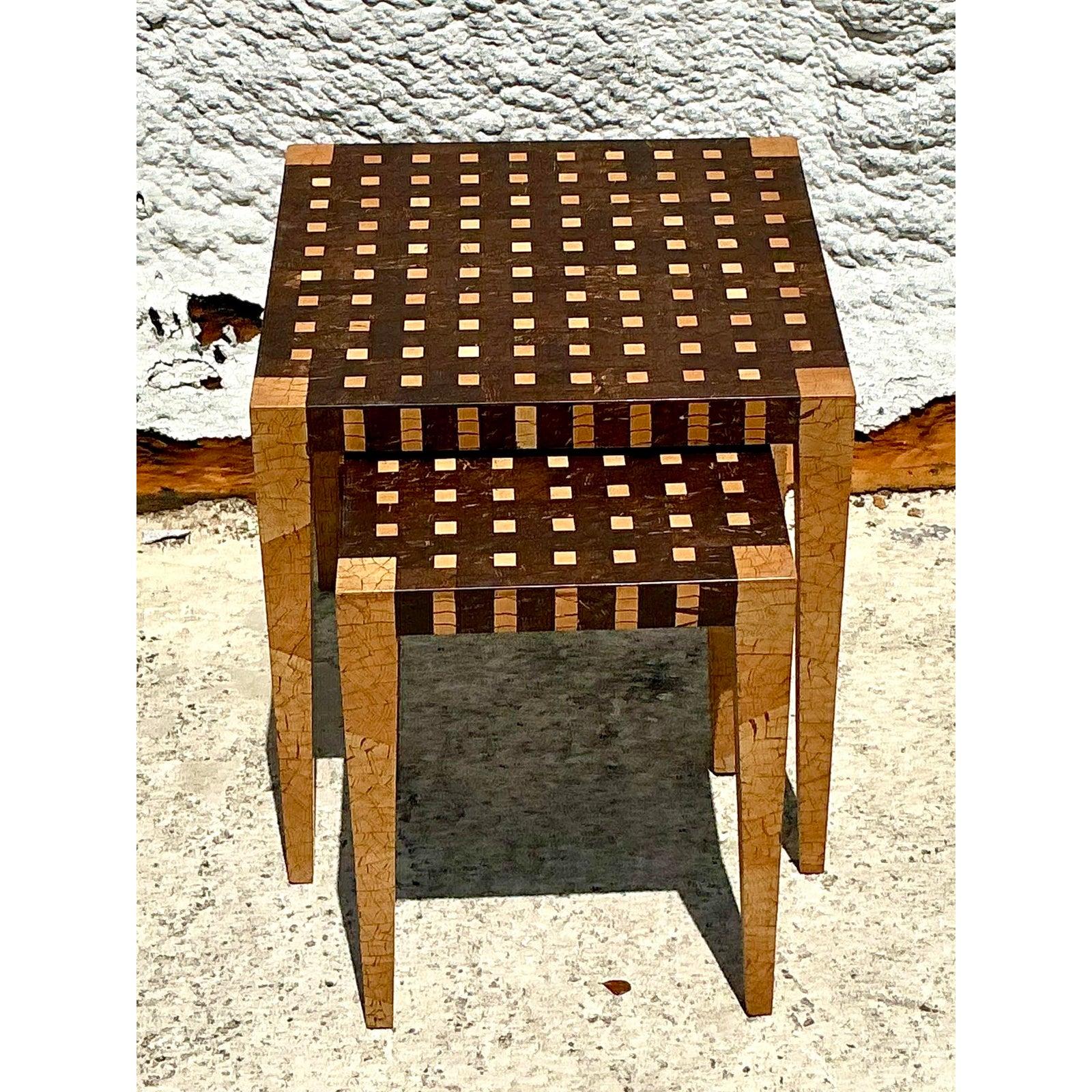 Eleganza e charme artigianale unici di questo set di tavolini da nido in conchiglia di cocco tessellata Vintage Boho. Esempio di ingegno artigianale, ogni pezzo presenta un accattivante mosaico di frammenti di guscio di noce di cocco meticolosamente