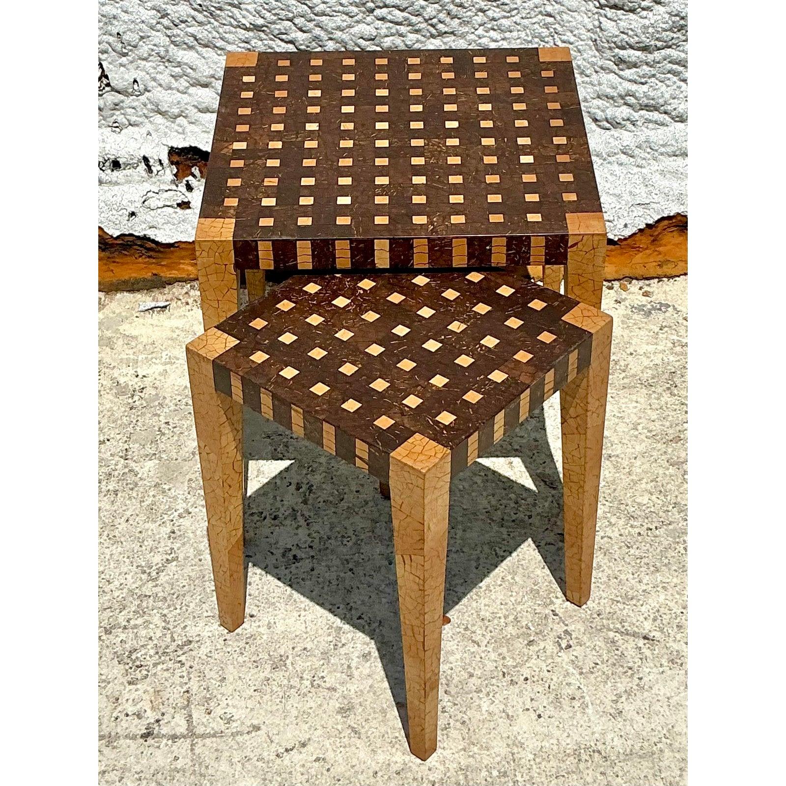 Filippino Tavolini da nido in conchiglia di cocco tessellata Boho vintage - Set di 2 in vendita