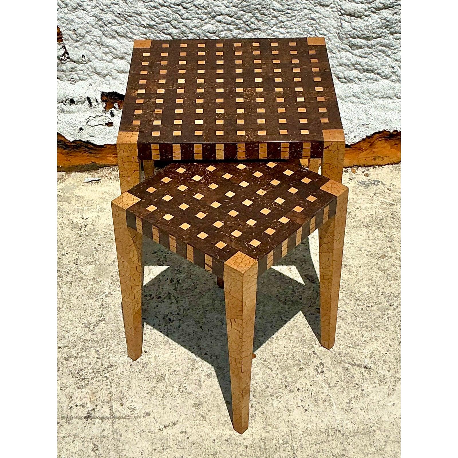 Tavolini da nido in conchiglia di cocco tessellata Boho vintage - Set di 2 In condizioni buone in vendita a west palm beach, FL