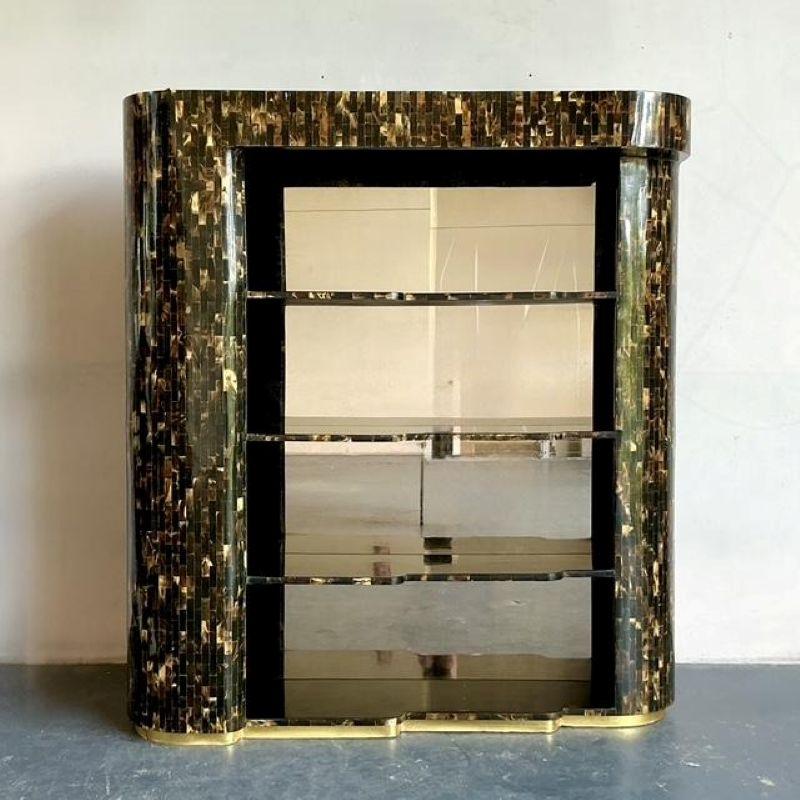 Llama la atención con este extraordinario juego de bar seco vintage, compuesto por un mueble bar y cuatro taburetes a juego, todos ellos con una exquisita artesanía de cuerno teselado. Este conjunto inspirado en la Regencia de Hollywood desprende un