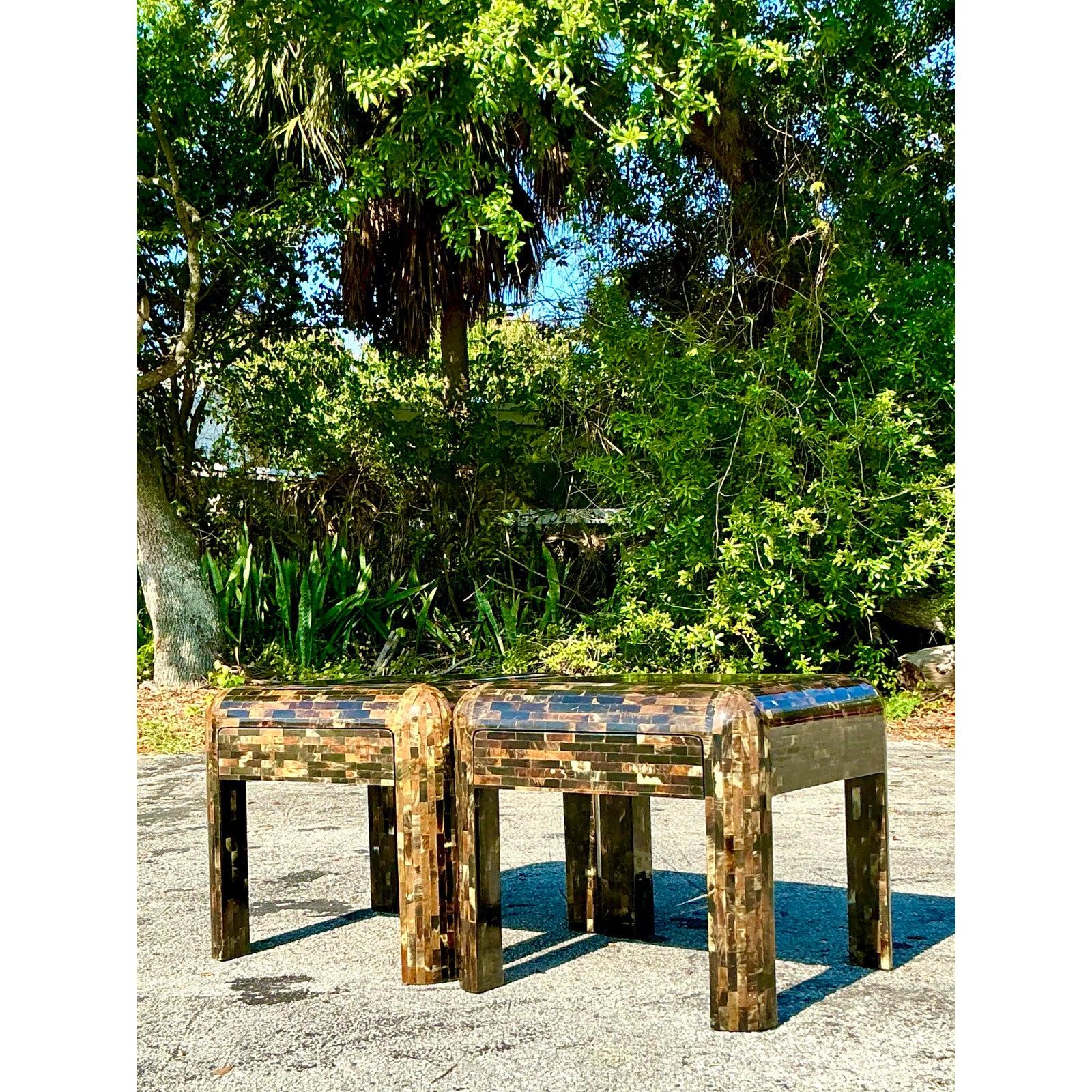 Aggiungi un tocco di lusso organico al tuo spazio con questa squisita coppia di comodini vintage in corno tassellato. Realizzati con un intricato mosaico di pezzi di corno naturale nelle calde tonalità della terra, questi tavoli unici presentano uno