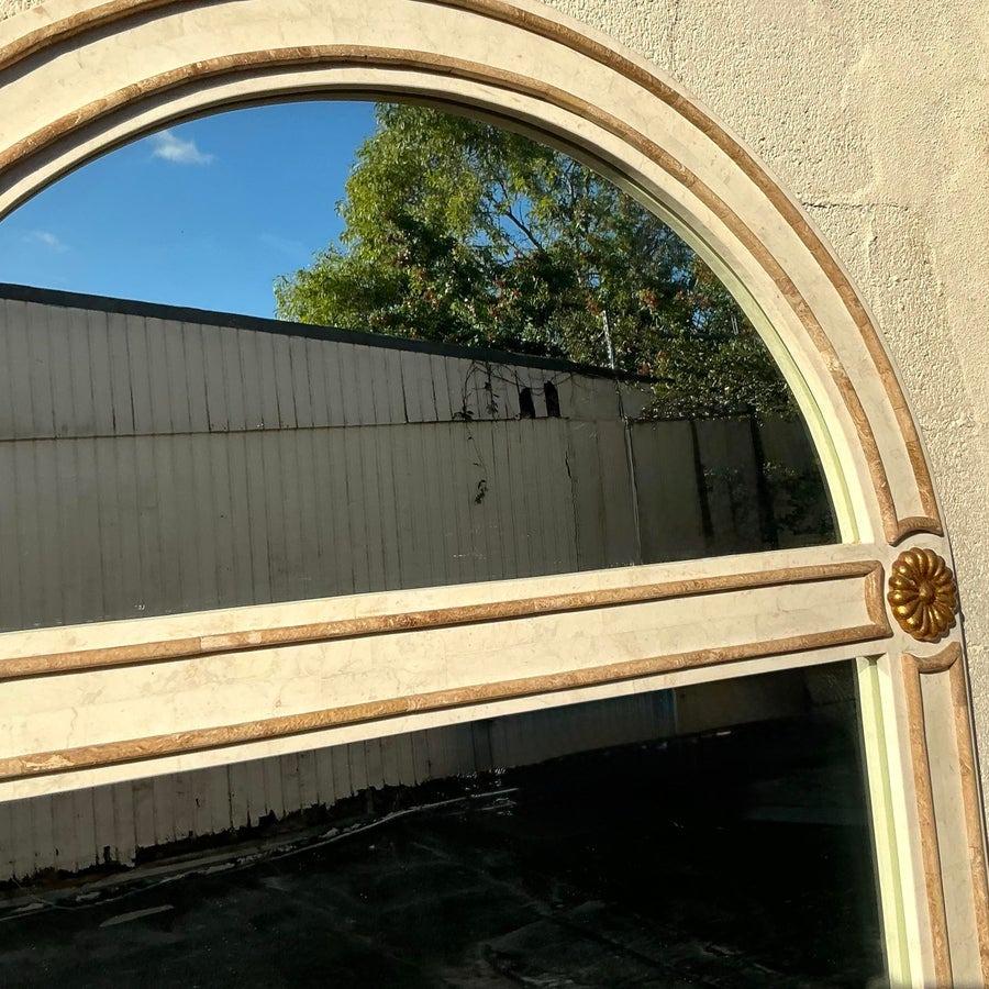 Aggiungi un tocco di raffinatezza bohémien con questo specchio ad arco vintage realizzato in pietra tessellata. Il suo design intricato e il motivo a pietre naturali emanano un'eleganza senza tempo, rendendolo un pezzo forte perfetto per qualsiasi