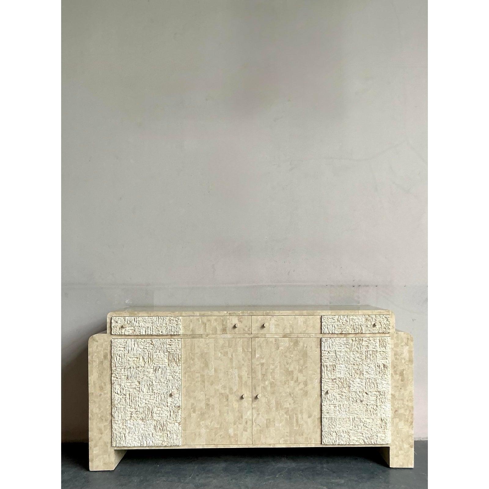Vero e proprio pezzo di scultura funzionale, questa monumentale credenza d'epoca è un esempio straordinario di design postmoderno degli anni '80. Realizzato con maestria alla maniera di Maitland Smith, il mobile è completamente rivestito di pietra