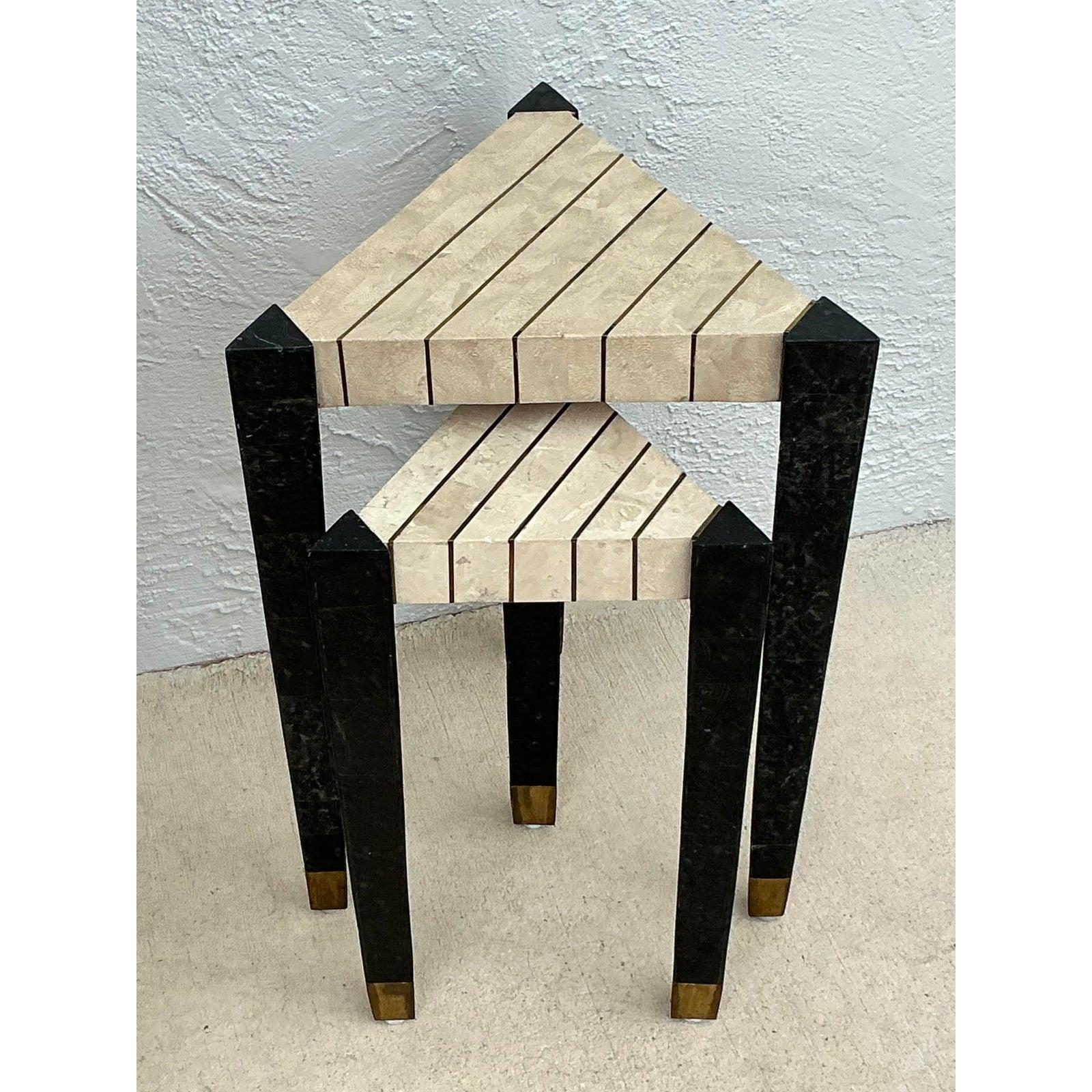 Hollywood Regency Table triangulaire empilable en pierre tessellée Vintage By - Set of 2 en vente