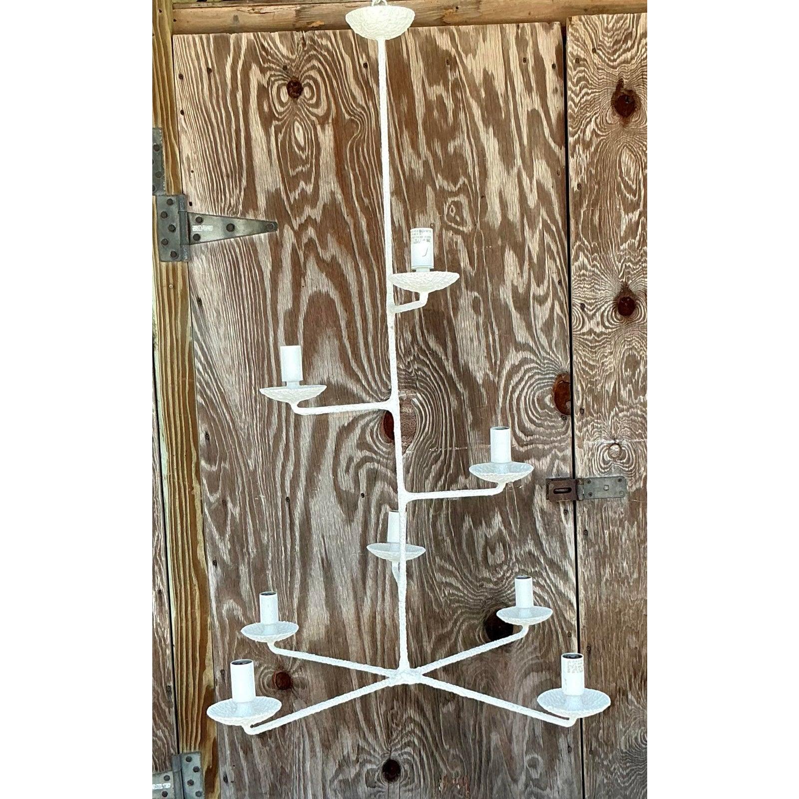Setzen Sie mit diesem atemberaubenden skulpturalen Vintage-Kronleuchter ein dramatisches künstlerisches Zeichen. Mit ihrer markanten, organischen Form verzweigen sich die Arme der Leuchte asymmetrisch von einer zentralen Säule und schaffen so eine